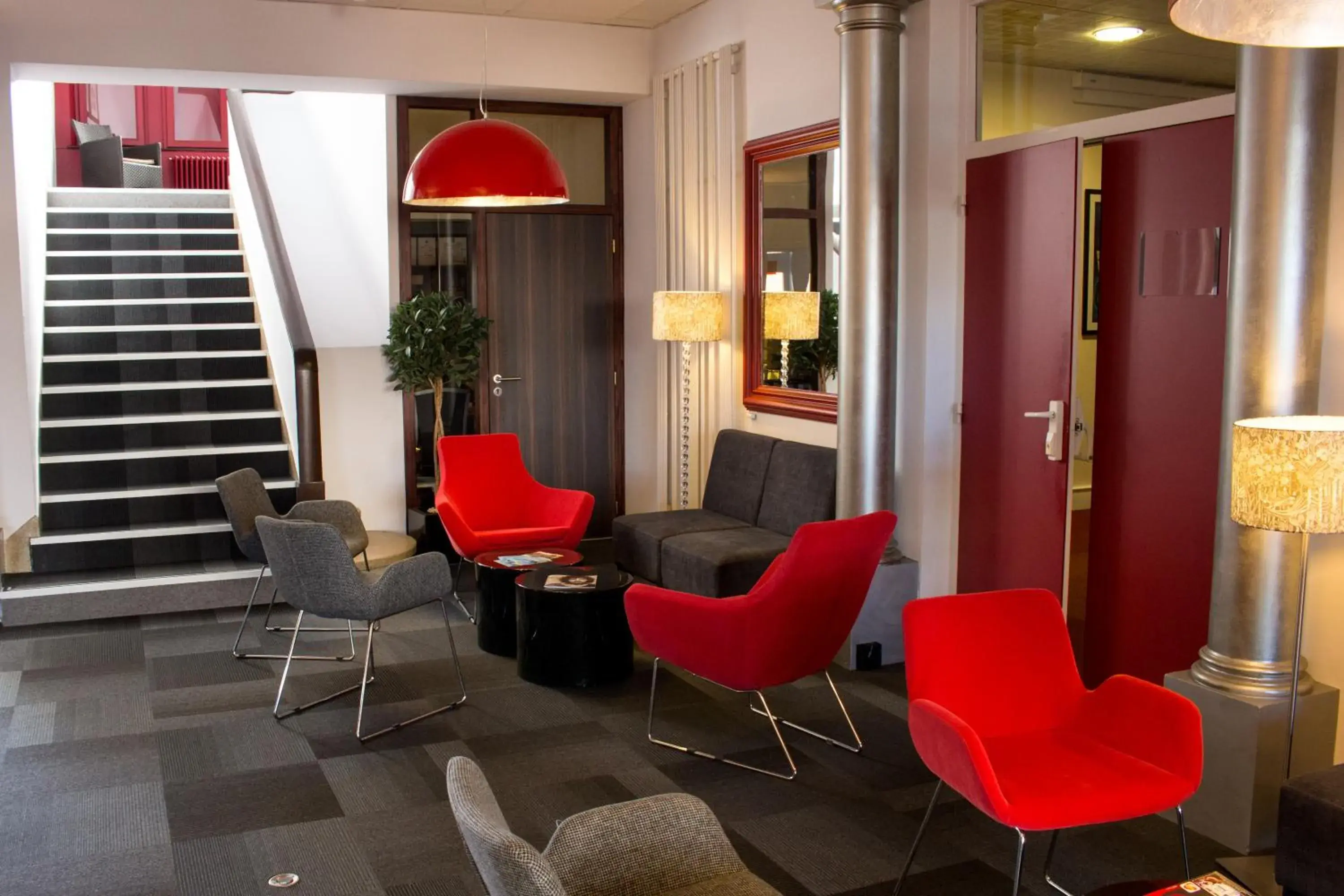 Lobby or reception, Seating Area in The Originals Boutique, Hotel Le Pariou, Issoire (Qualys-Hotel)