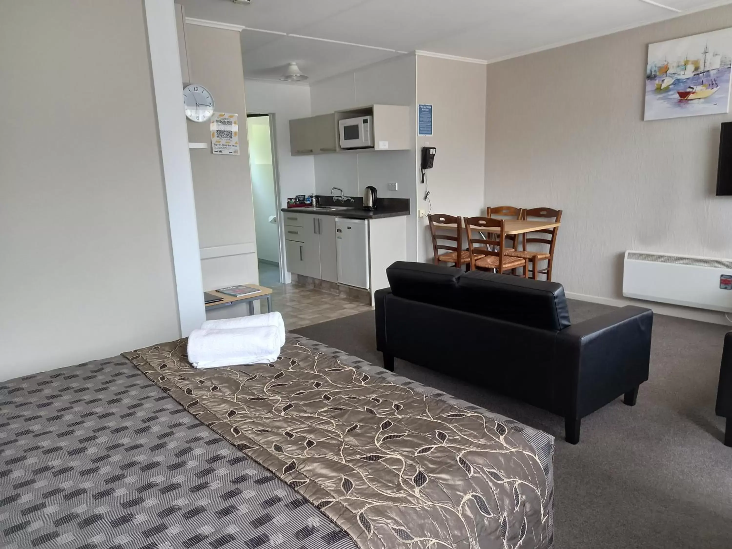 Living room, Seating Area in Comfort Inn Tayesta Motel