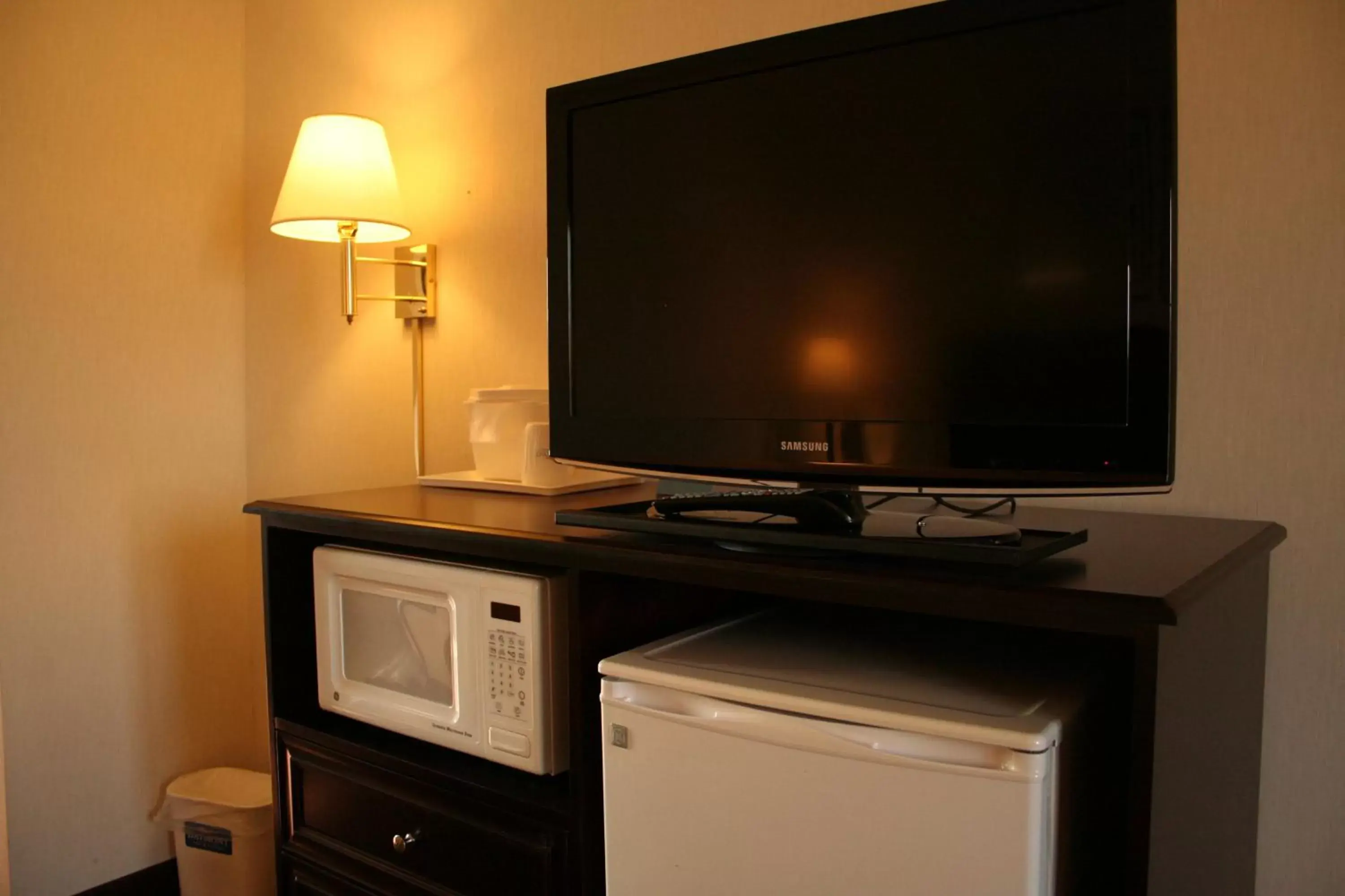 TV and multimedia, TV/Entertainment Center in Baymont by Wyndham Battle Creek Downtown