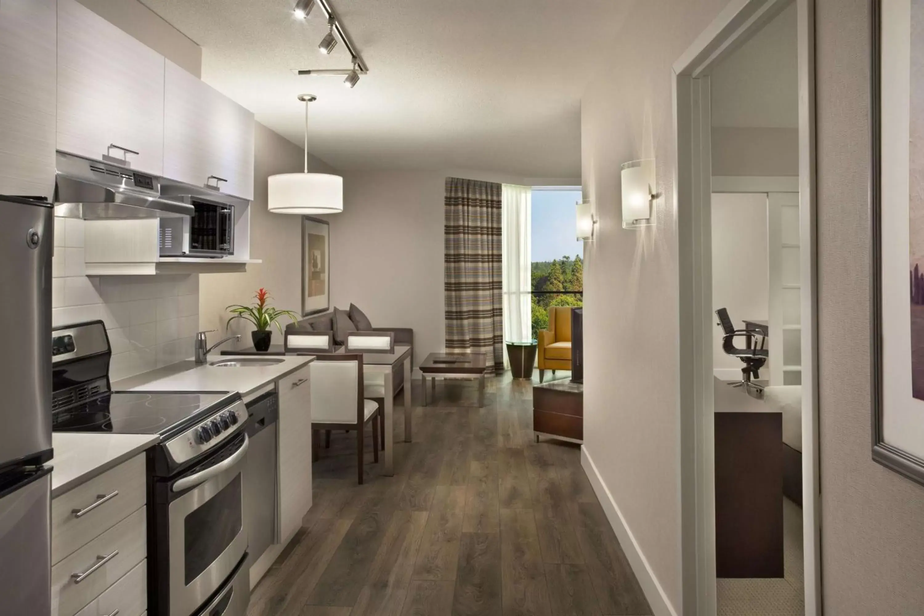 Bedroom, Kitchen/Kitchenette in Hilton Suites Toronto-Markham Conference Centre & Spa