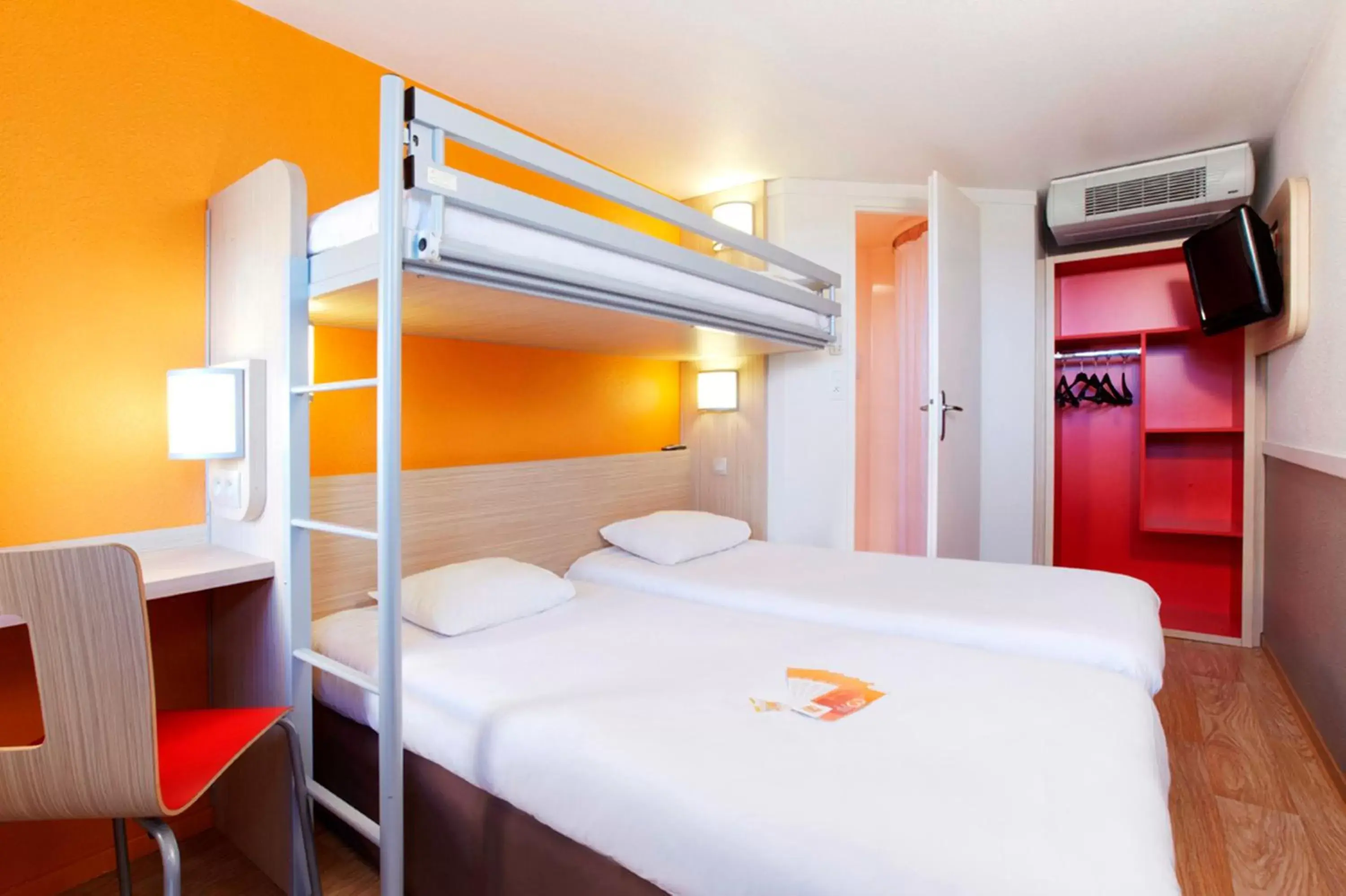 Photo of the whole room, Bunk Bed in Premiere Classe Toulouse Sesquières