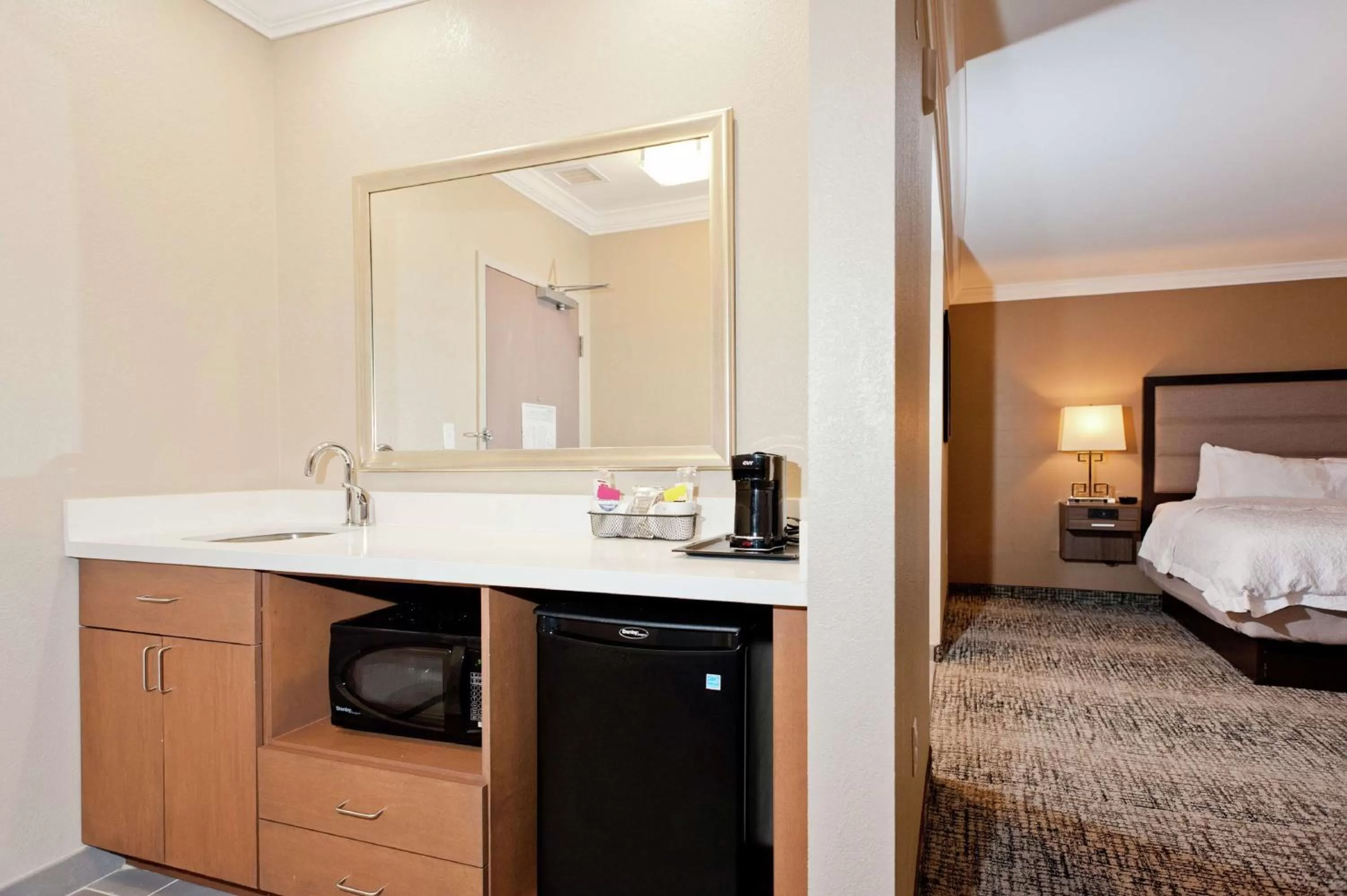Kitchen or kitchenette, Bed in Hampton Inn & Suites Ridgeland