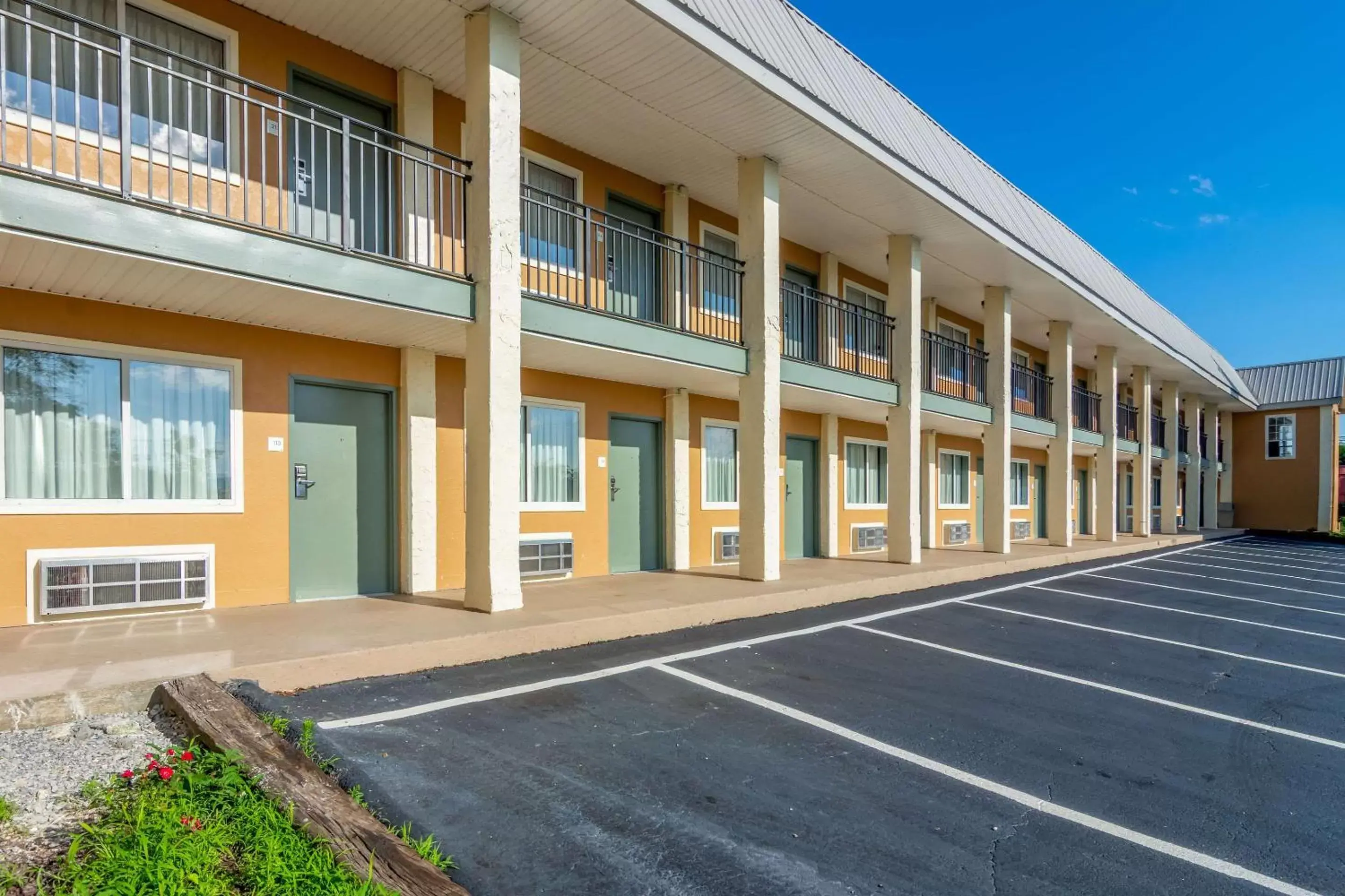 Property Building in Econo Lodge East Ridge - Chattanooga