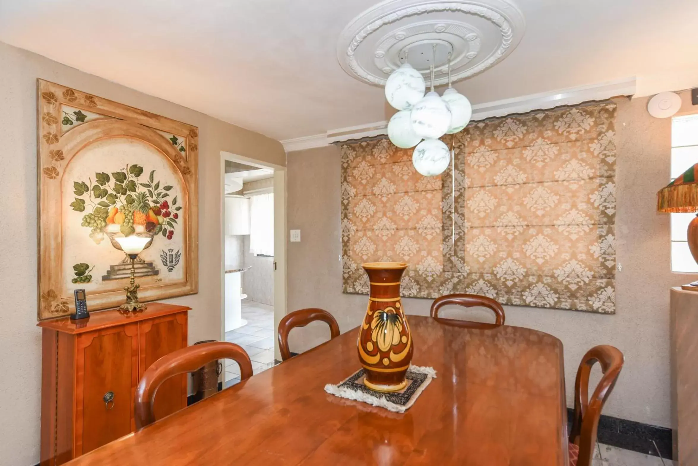 Kitchen or kitchenette, Dining Area in Villa Simonne