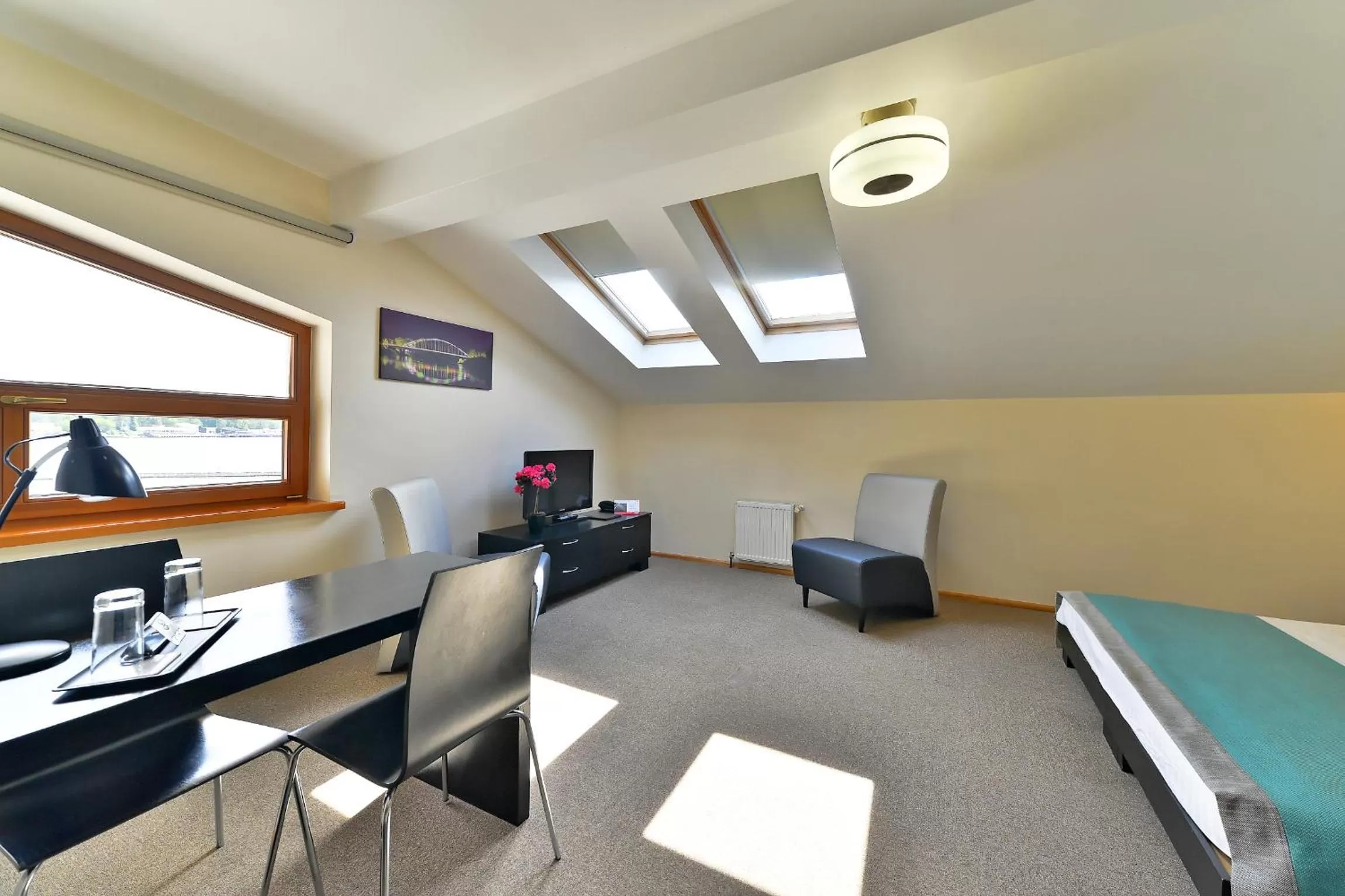 Photo of the whole room, Seating Area in Hotel Vantis Riverside