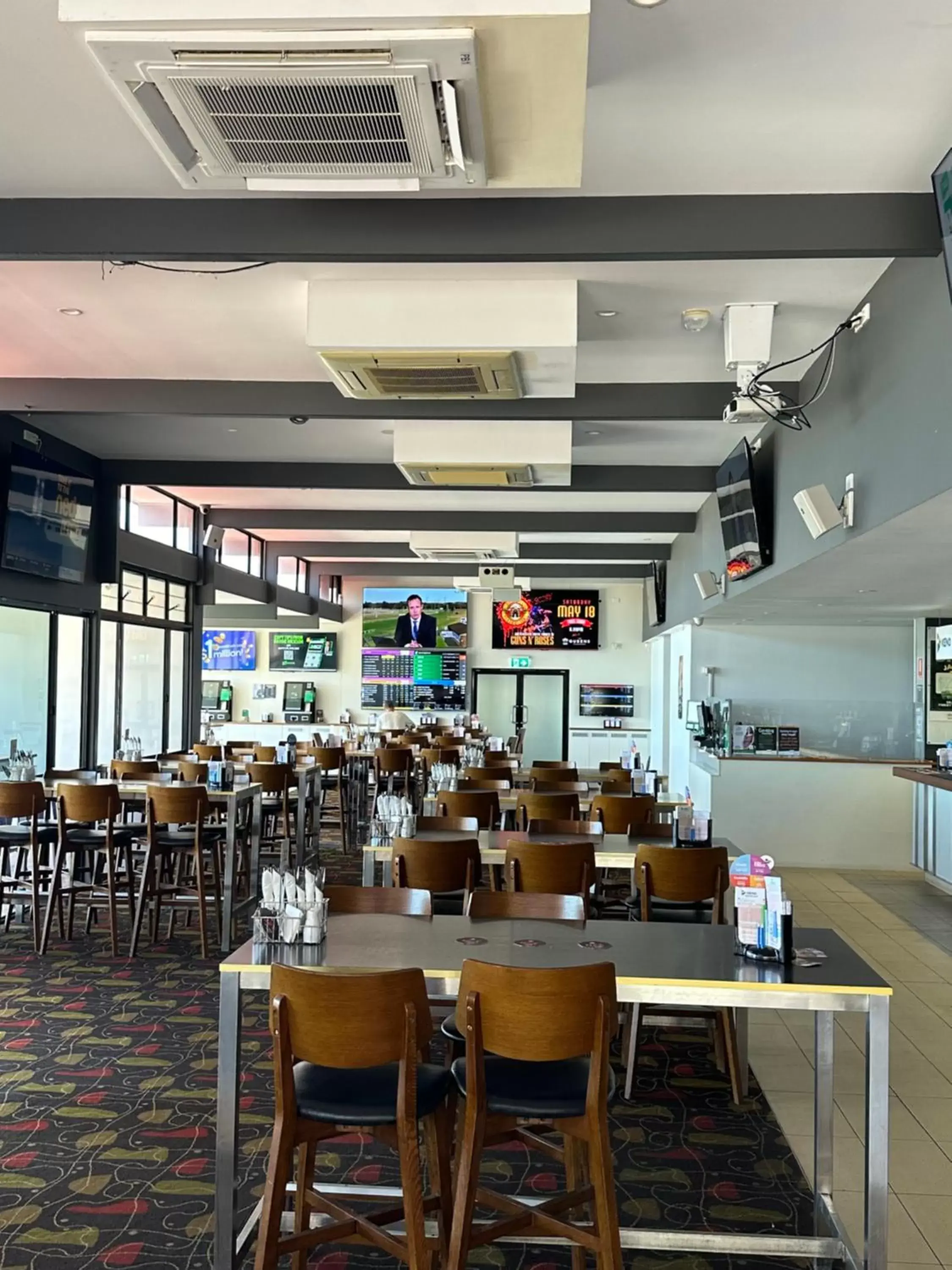 Seating area, Restaurant/Places to Eat in The Queens Gladstone