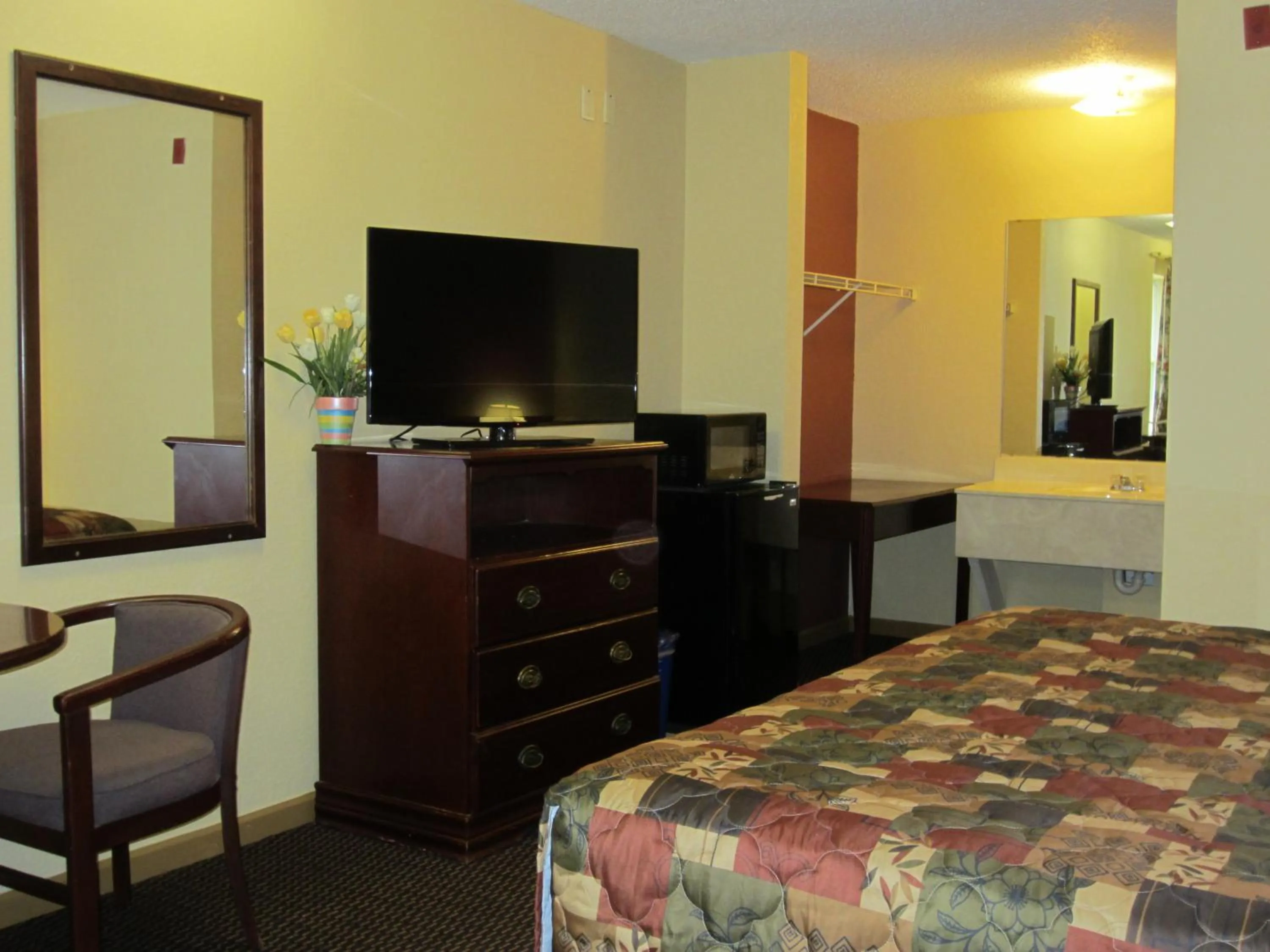 TV and multimedia, Bed in First Western Inn - Fairmont City