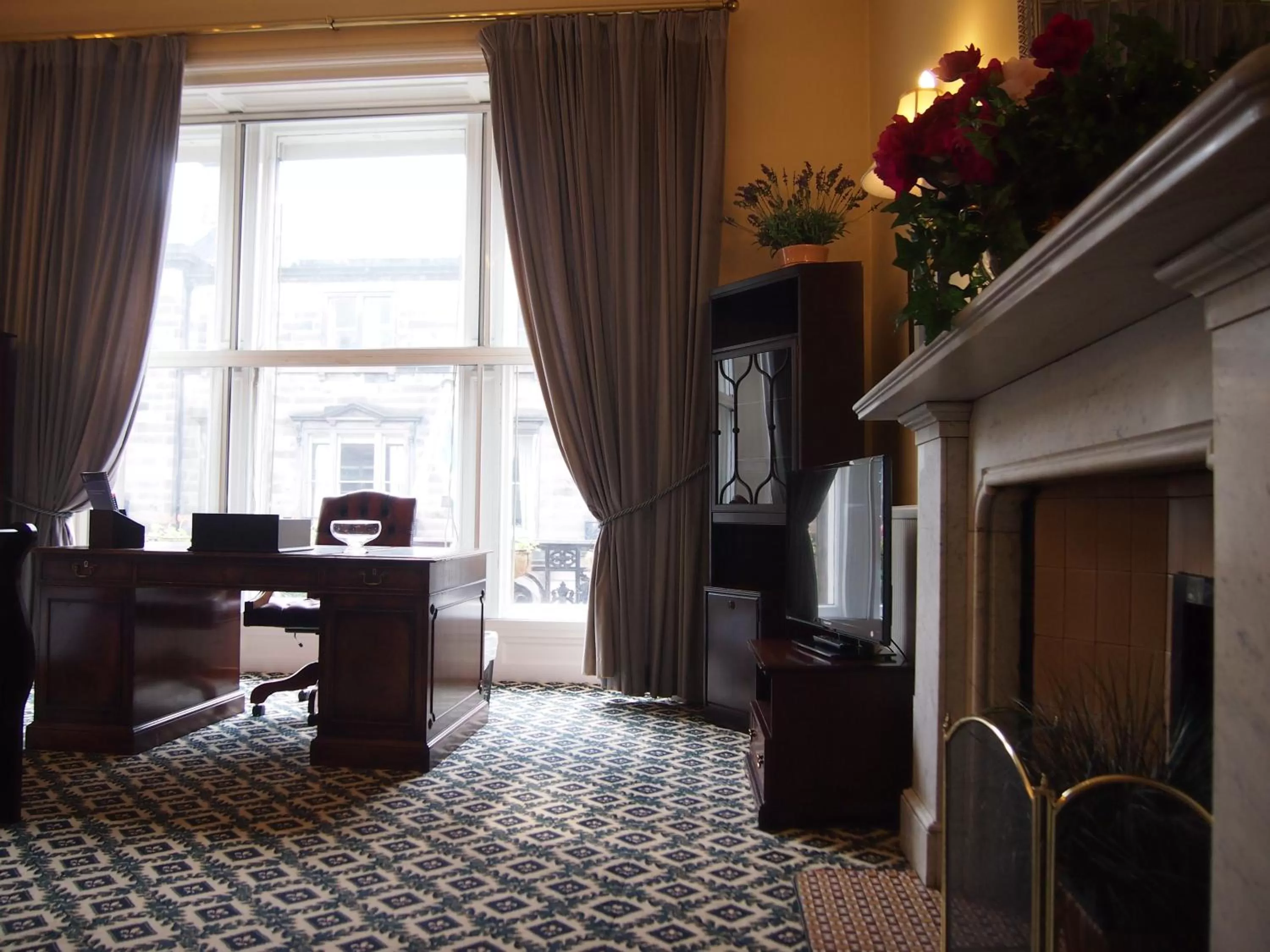 Seating area in Thistle Hotel