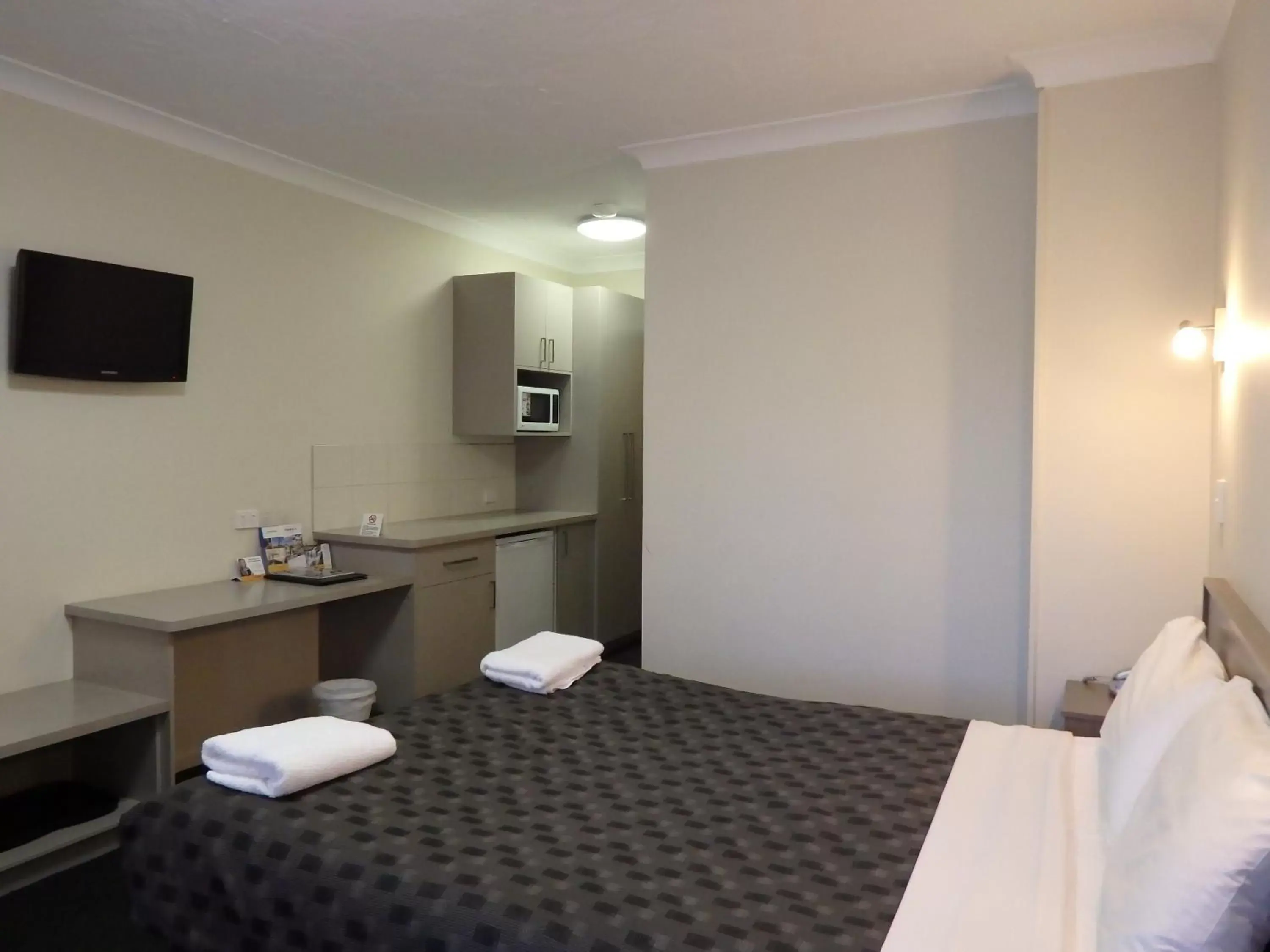 Kitchen or kitchenette, Bathroom in Werribee Motel and Apartments