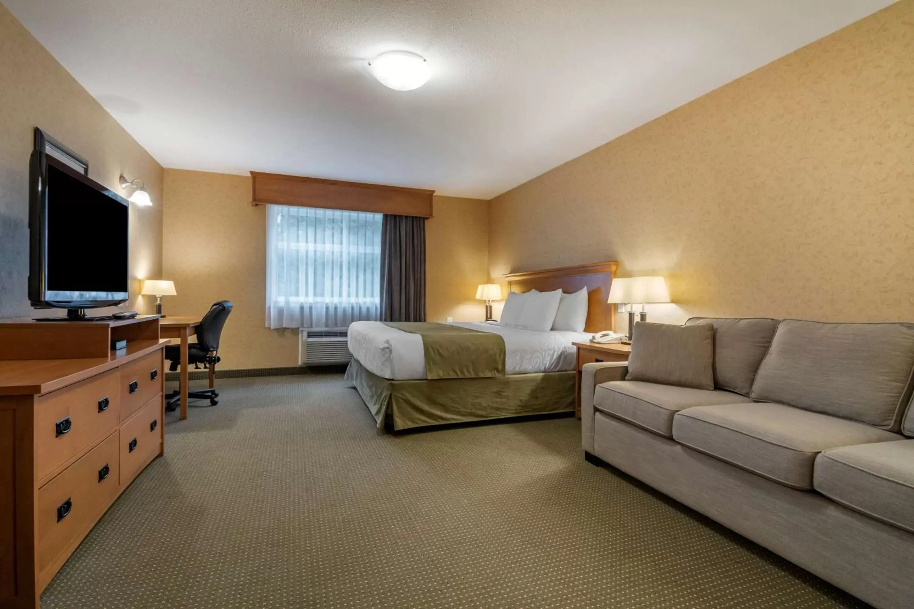 Bedroom, TV/Entertainment Center in Best Western Sicamous Inn