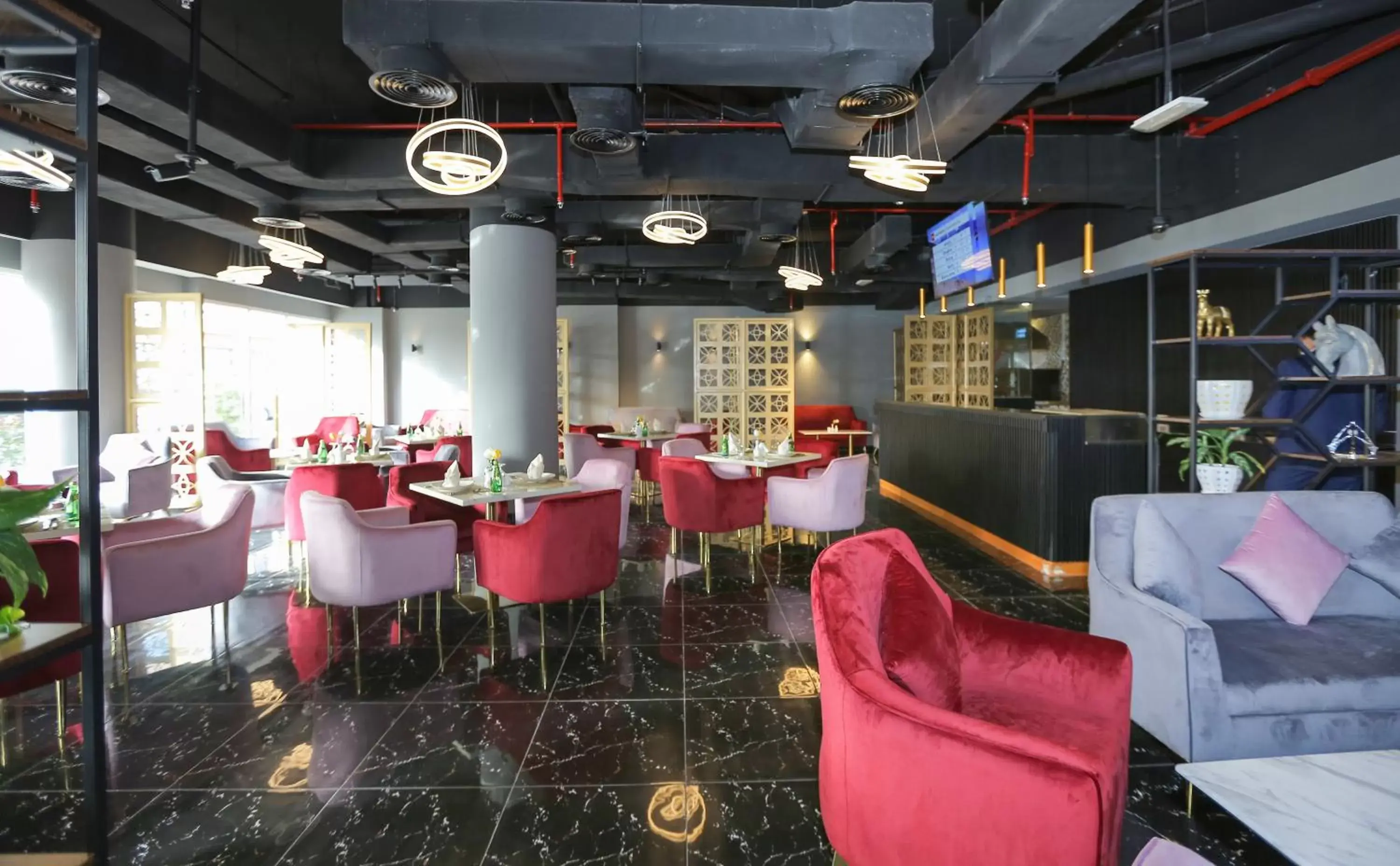 Restaurant/places to eat, Lounge/Bar in Ivory Grand Hotel Apartments