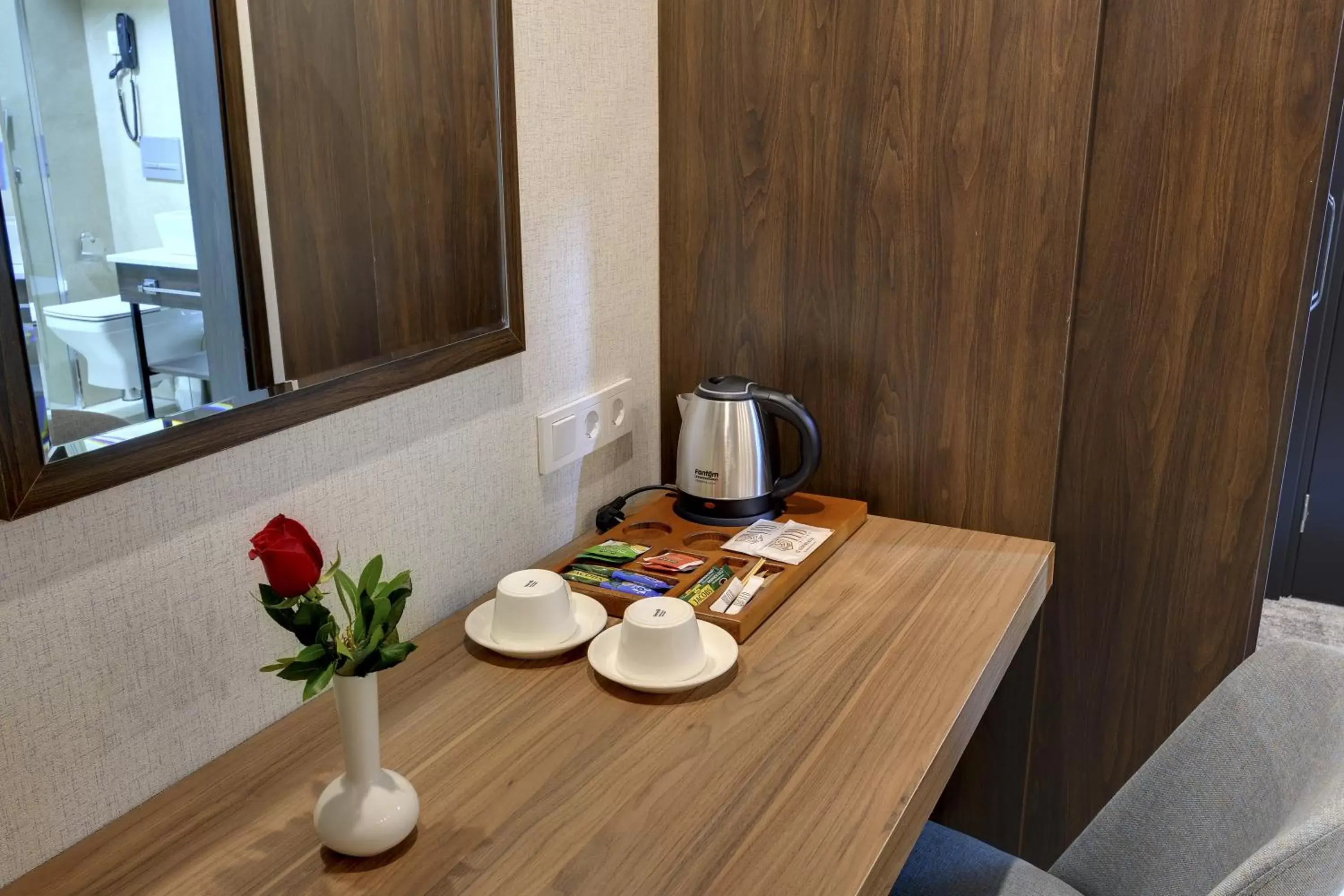 Coffee/tea facilities in Leo Suites