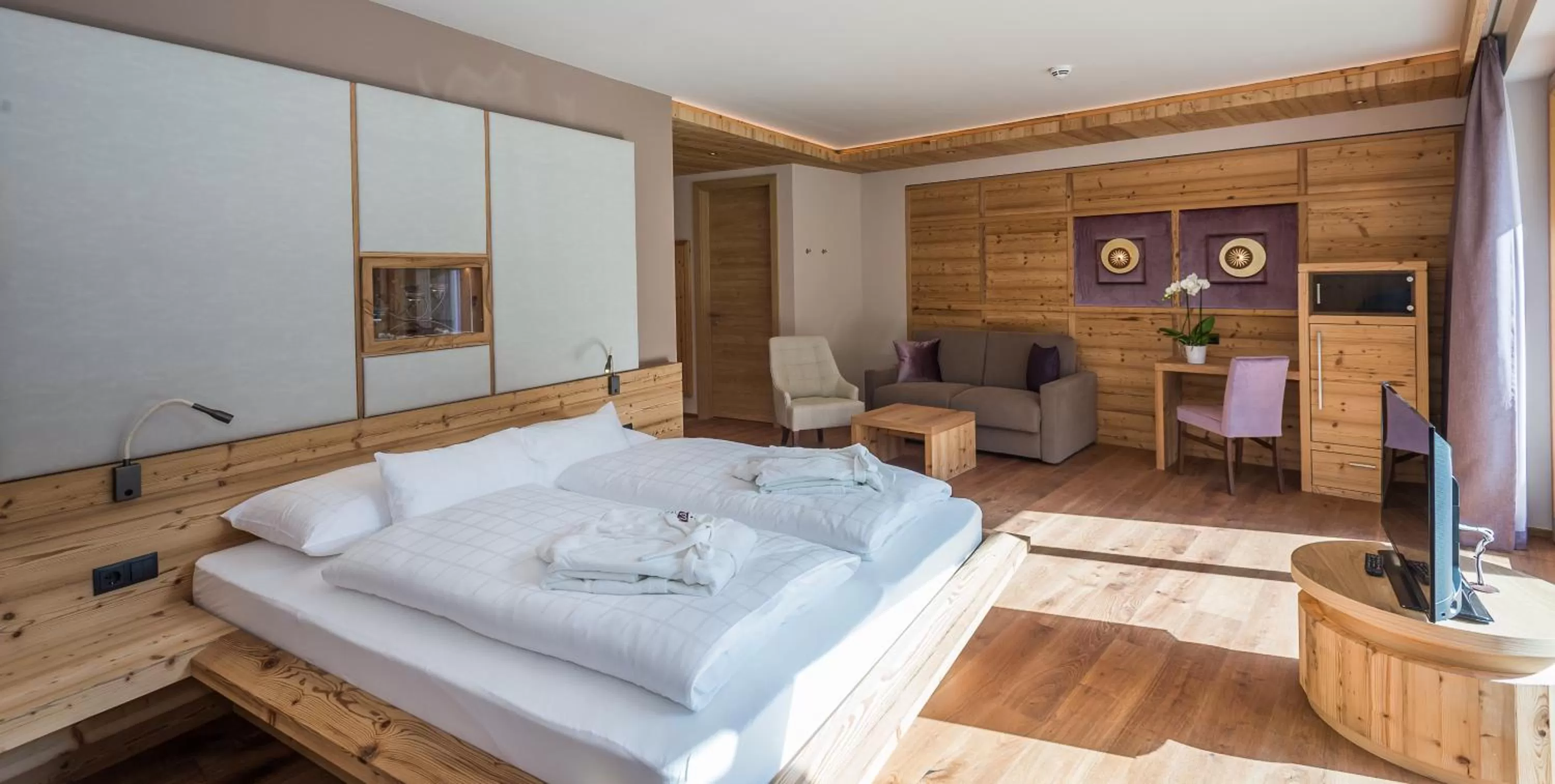 Day, Bed in Hotel Weiher Green Lake