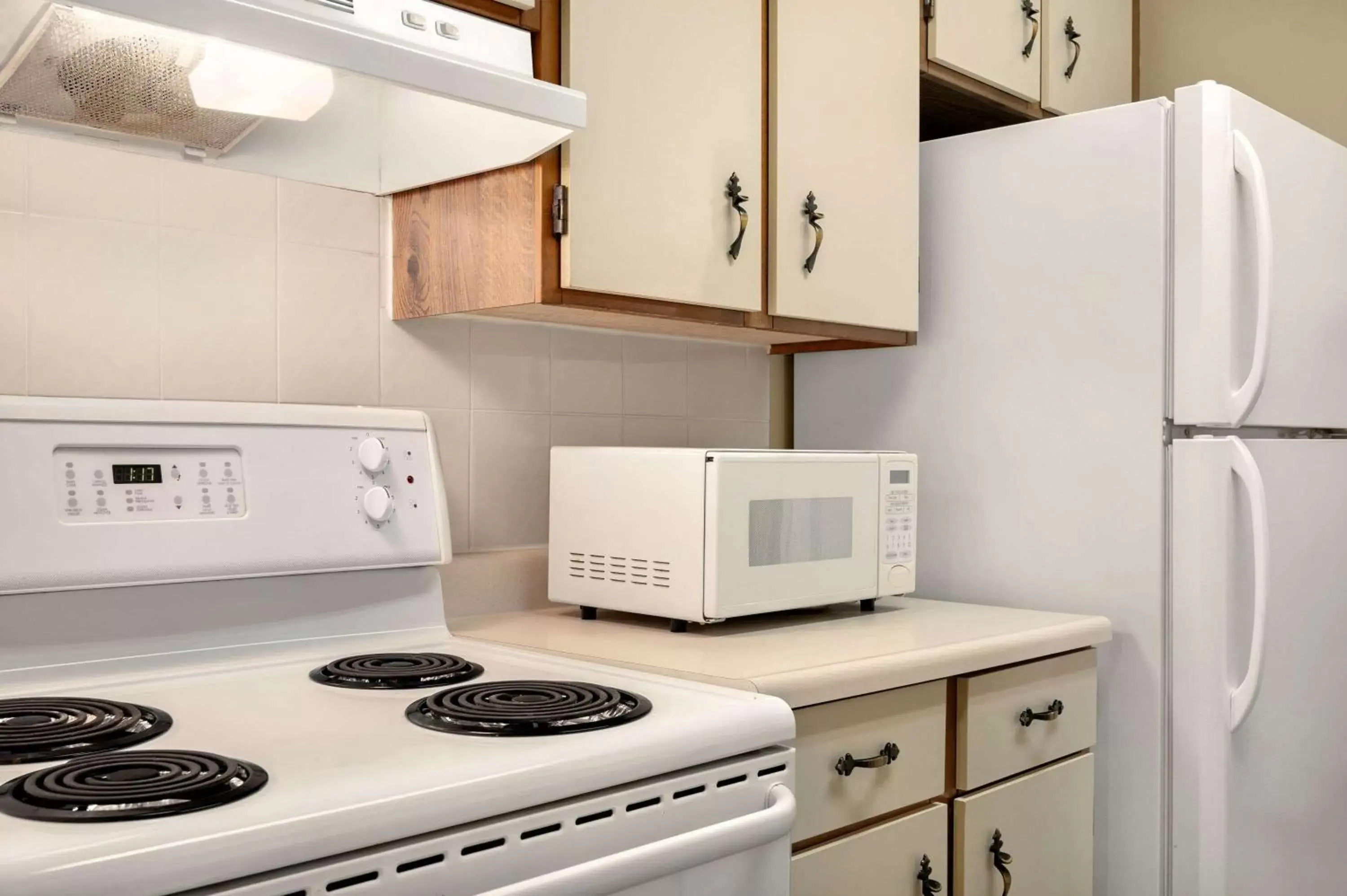 Photo of the whole room, Kitchen/Kitchenette in Travelodge by Wyndham Edson