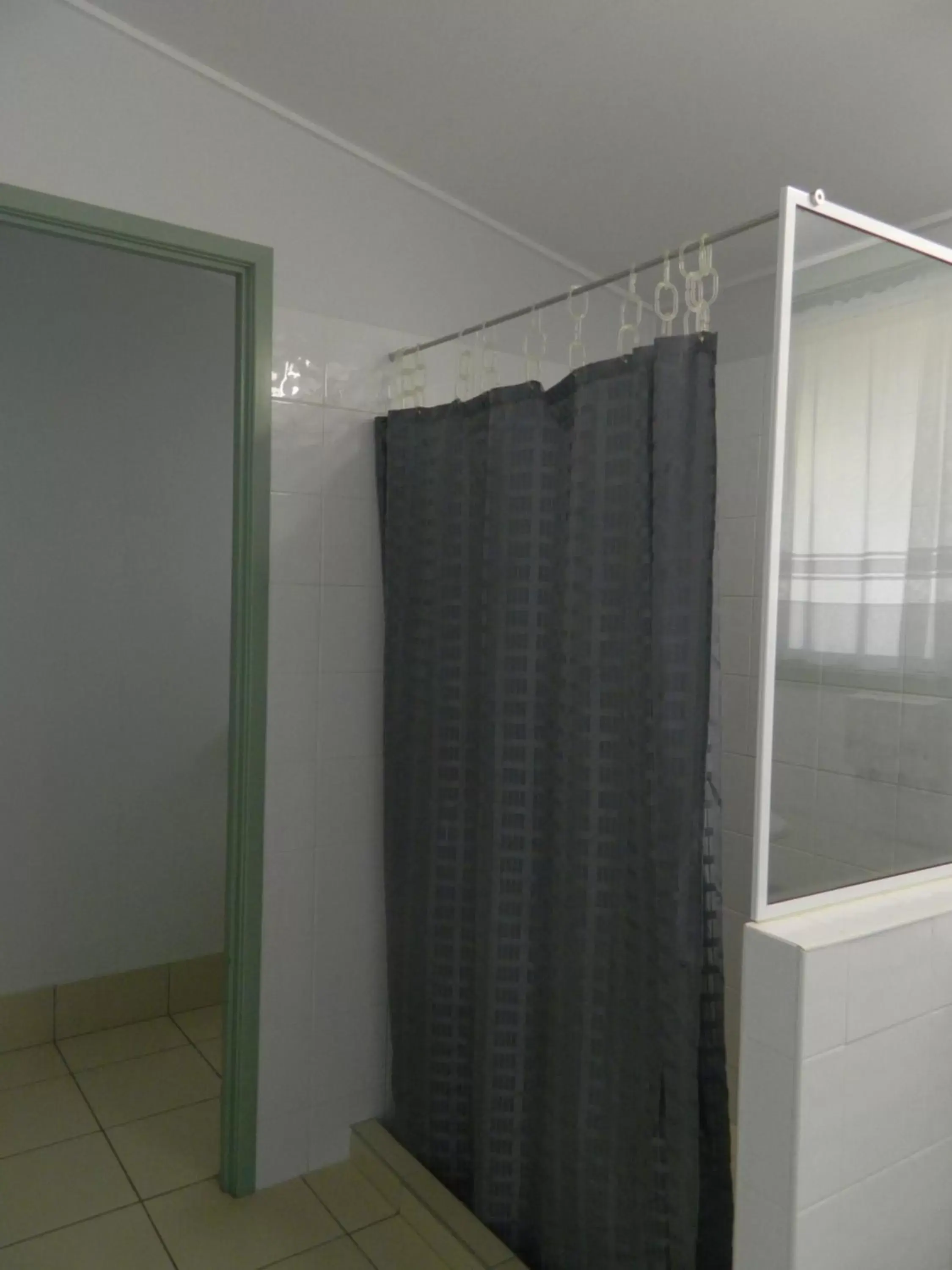 Shower, Bathroom in Coachman Motel