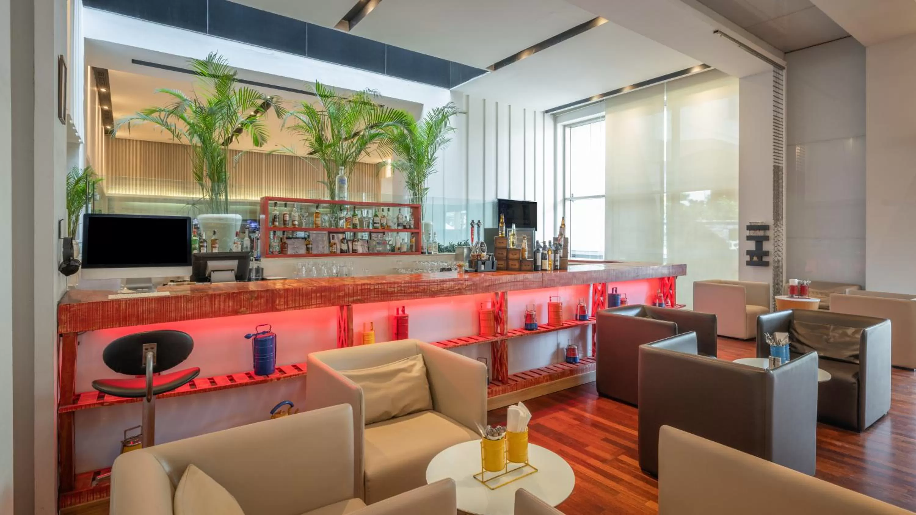 Lounge or bar in ibis New Delhi Aerocity - An Accor Brand