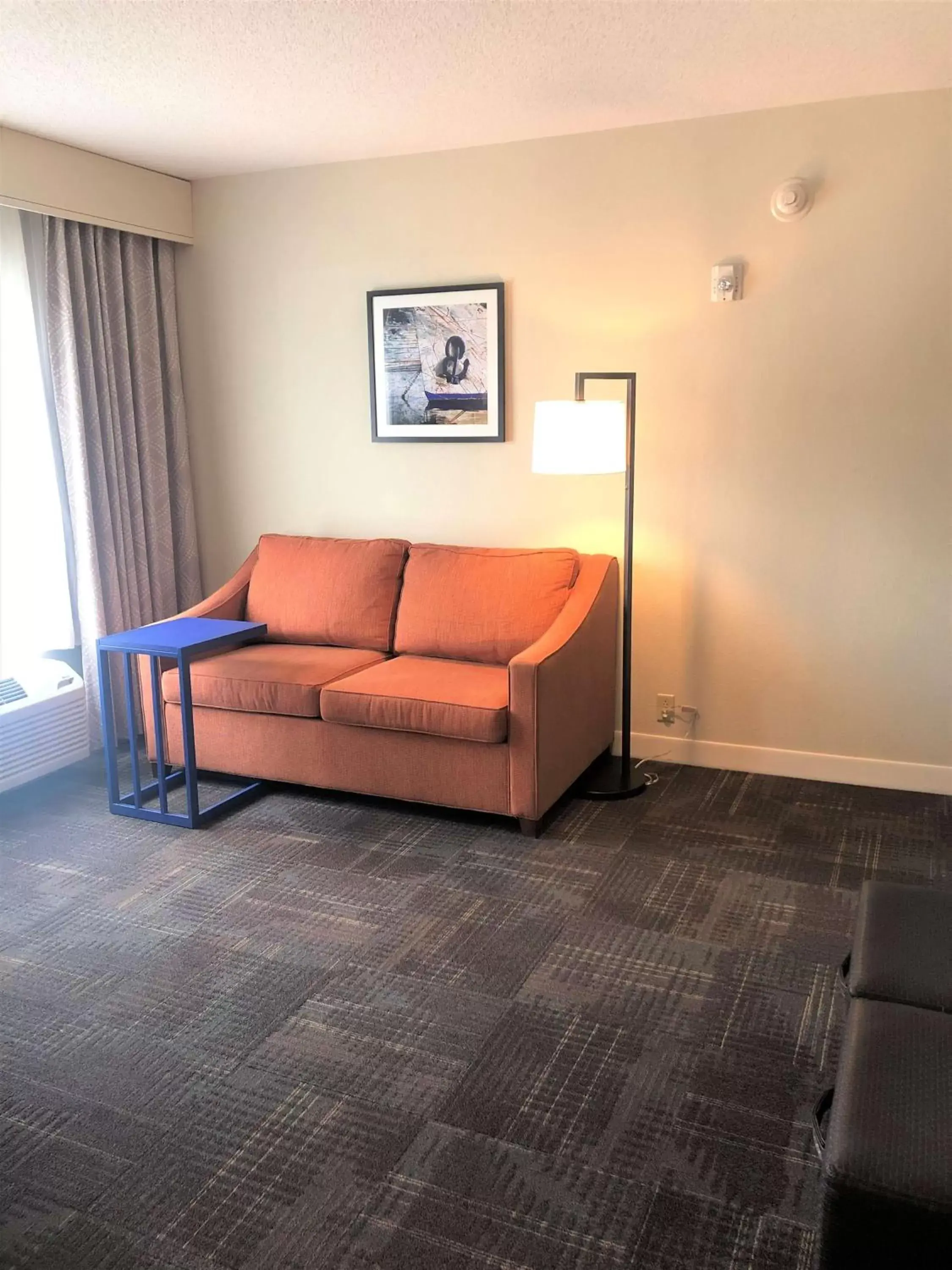 Photo of the whole room, Seating Area in Hampton Inn & Suites Norfolk-Airport