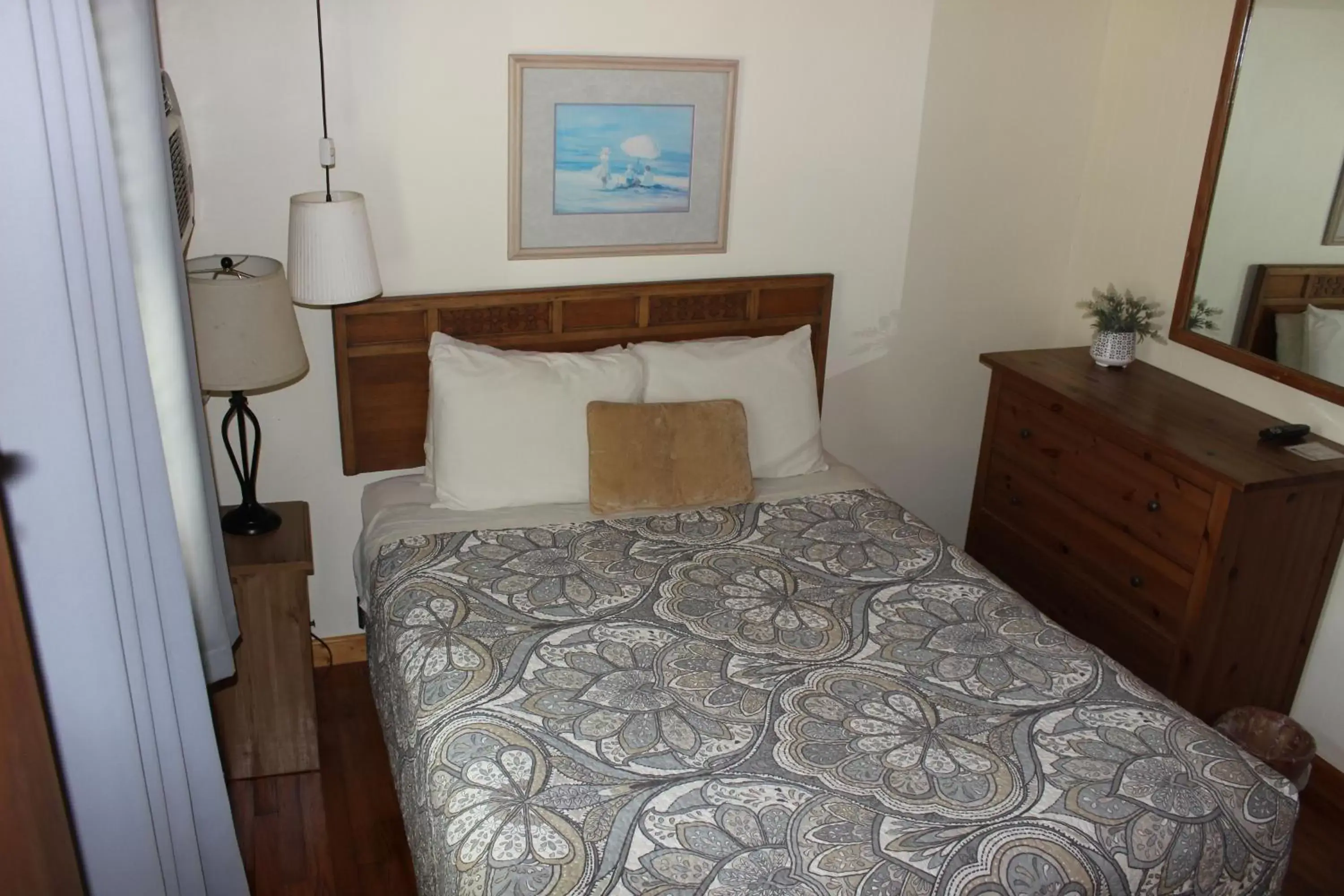 Bedroom, Bed in Cape Pines Motel