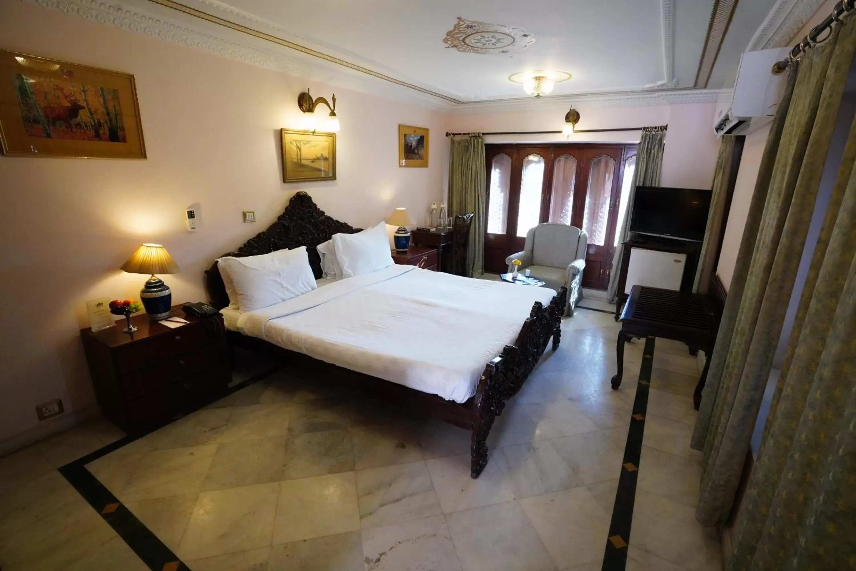 TV and multimedia, Bed in The Laxmi Niwas Palace