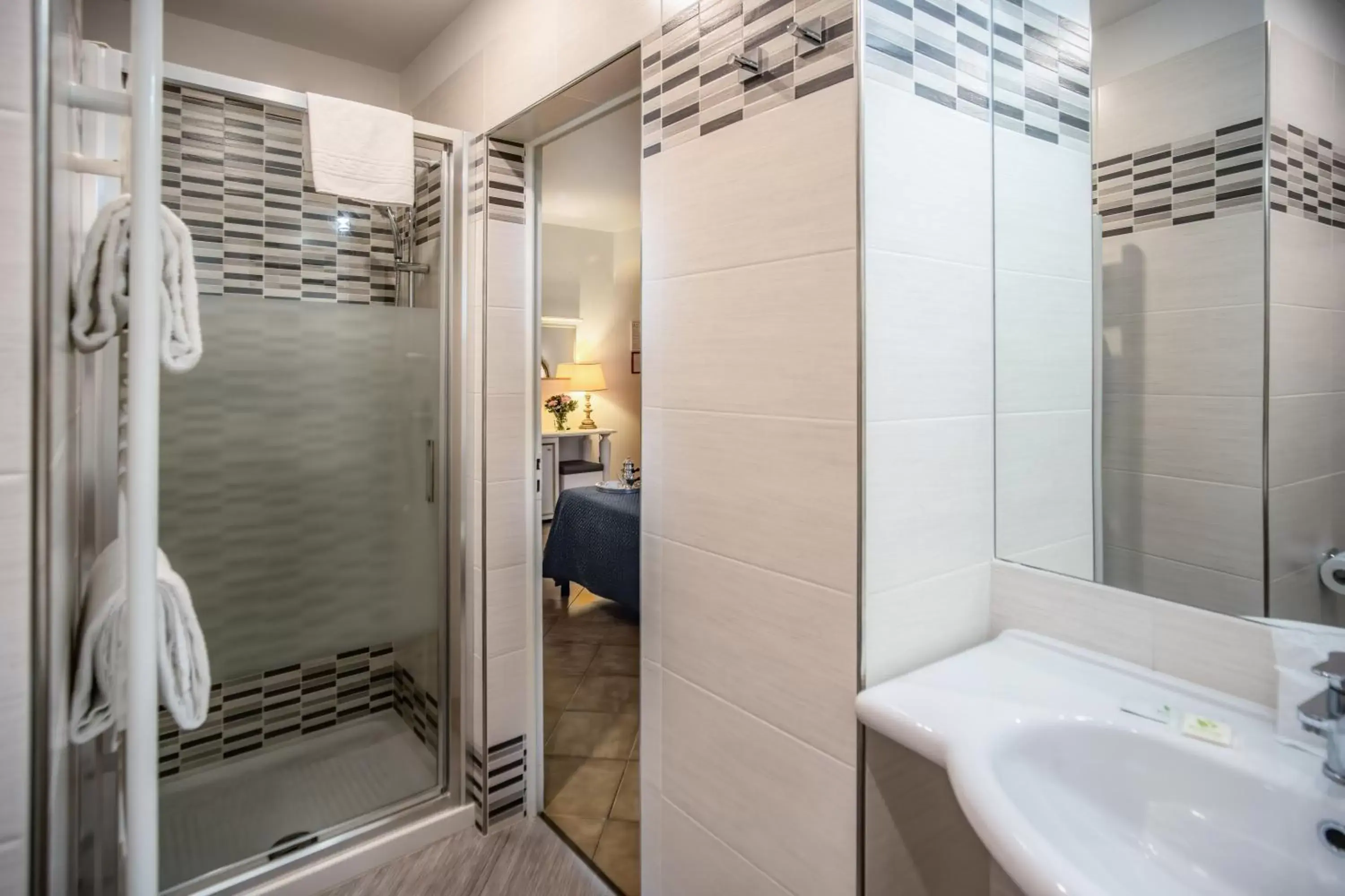 Shower, Bathroom in Hotel Martelli