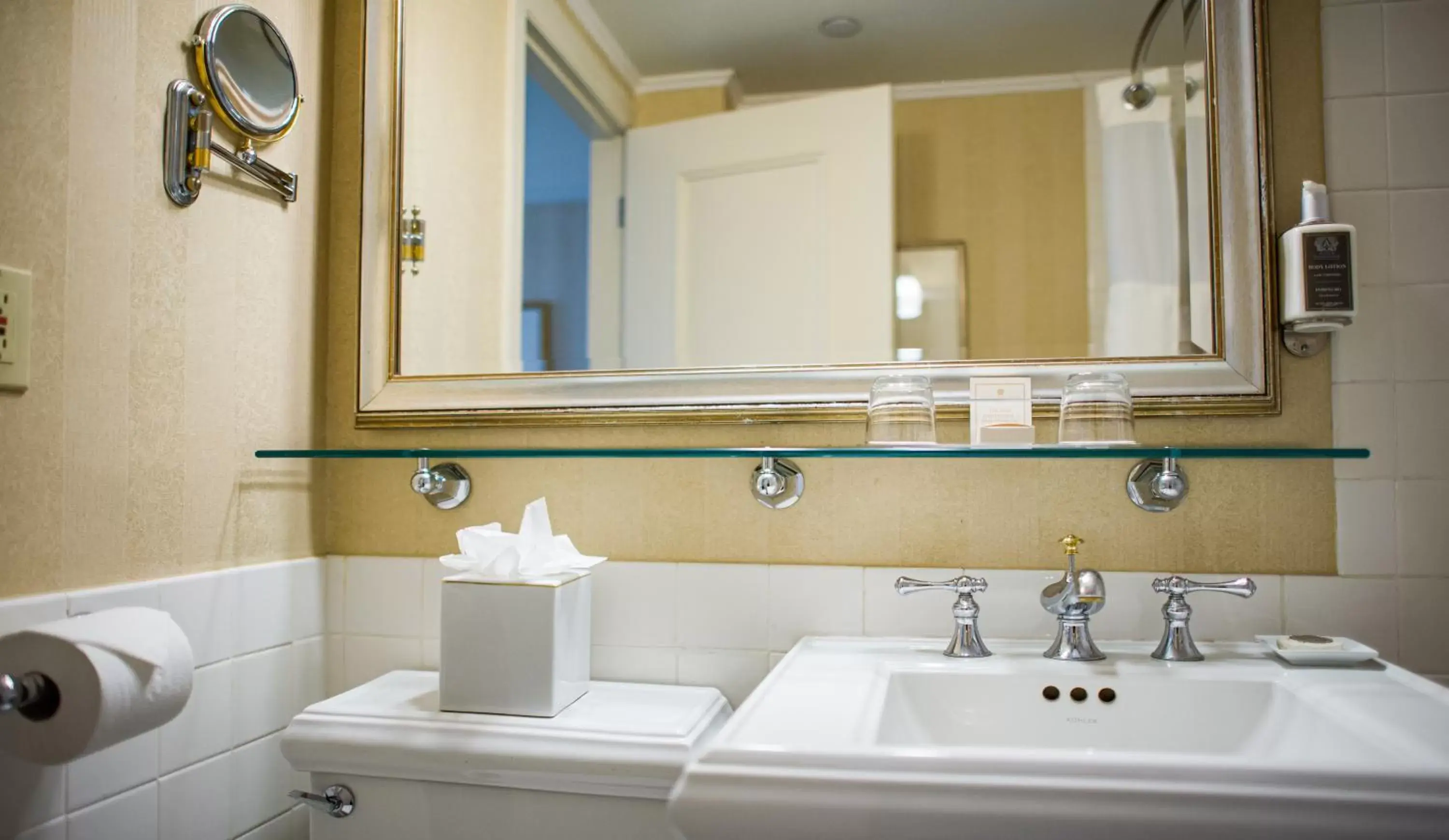 Bathroom in Mayflower Park Hotel