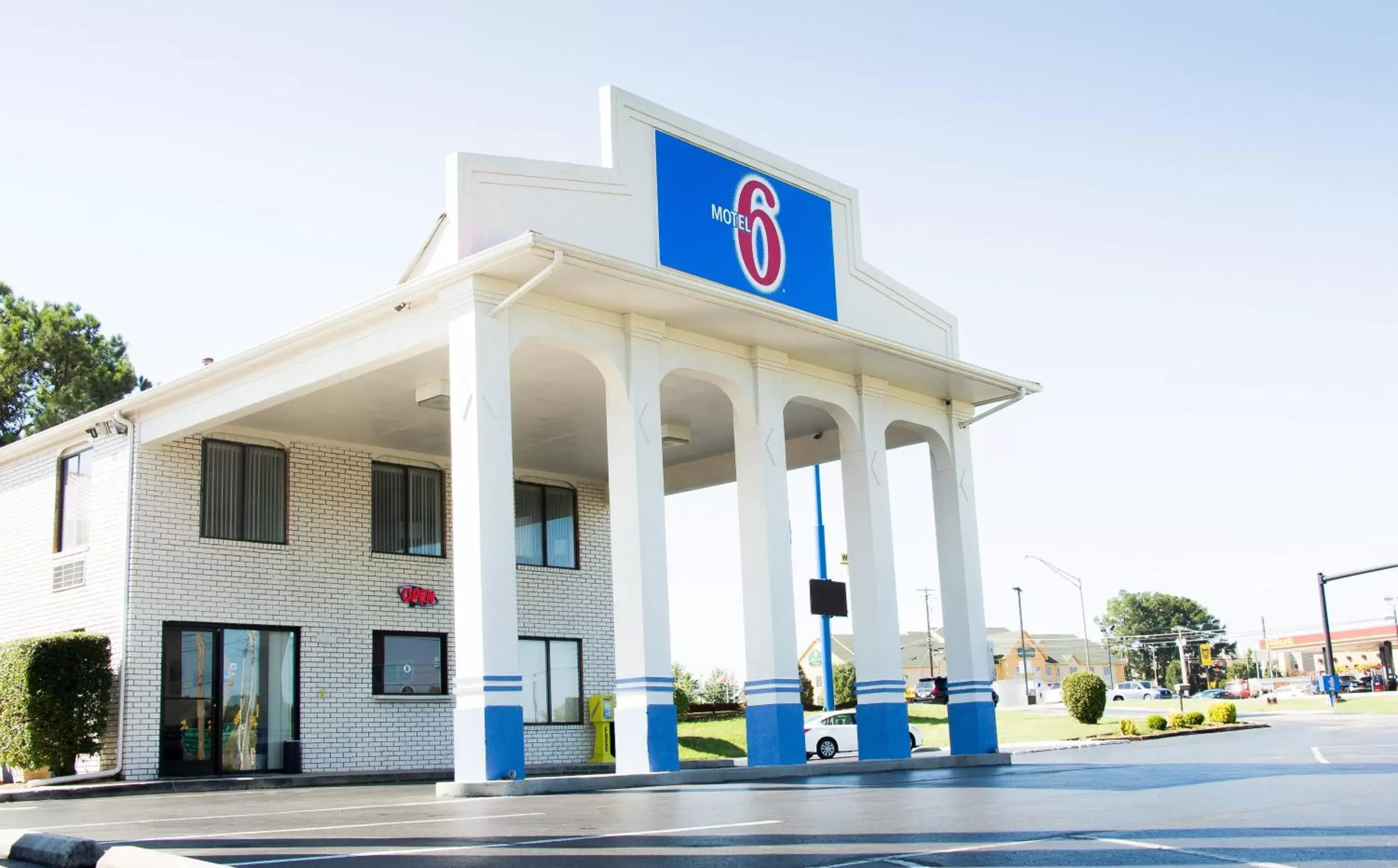 Facade/Entrance in Motel 6-Cookeville, TN