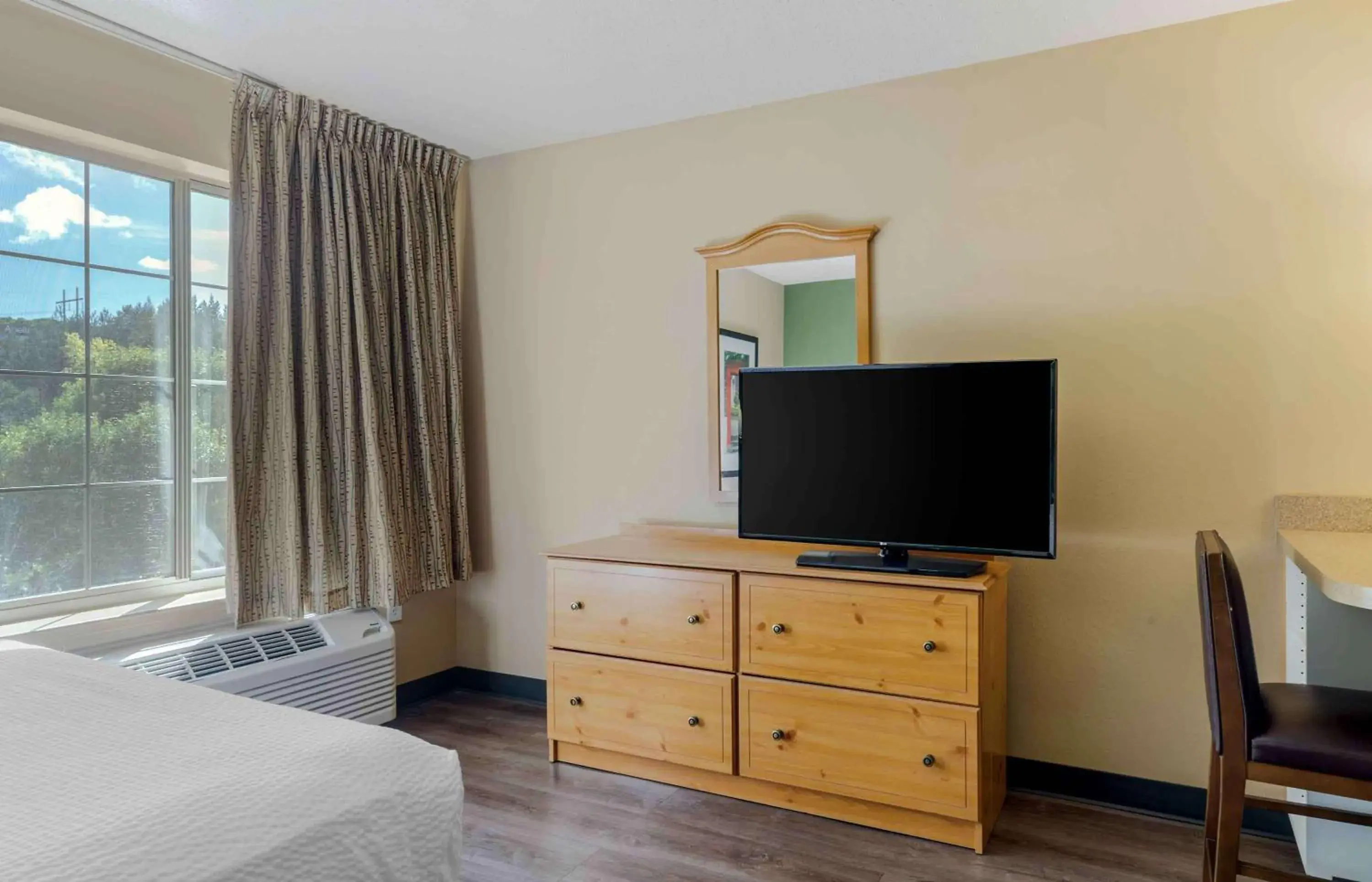 Bedroom, TV/Entertainment Center in Extended Stay America Suites - Boston - Waltham - 52 4th Ave