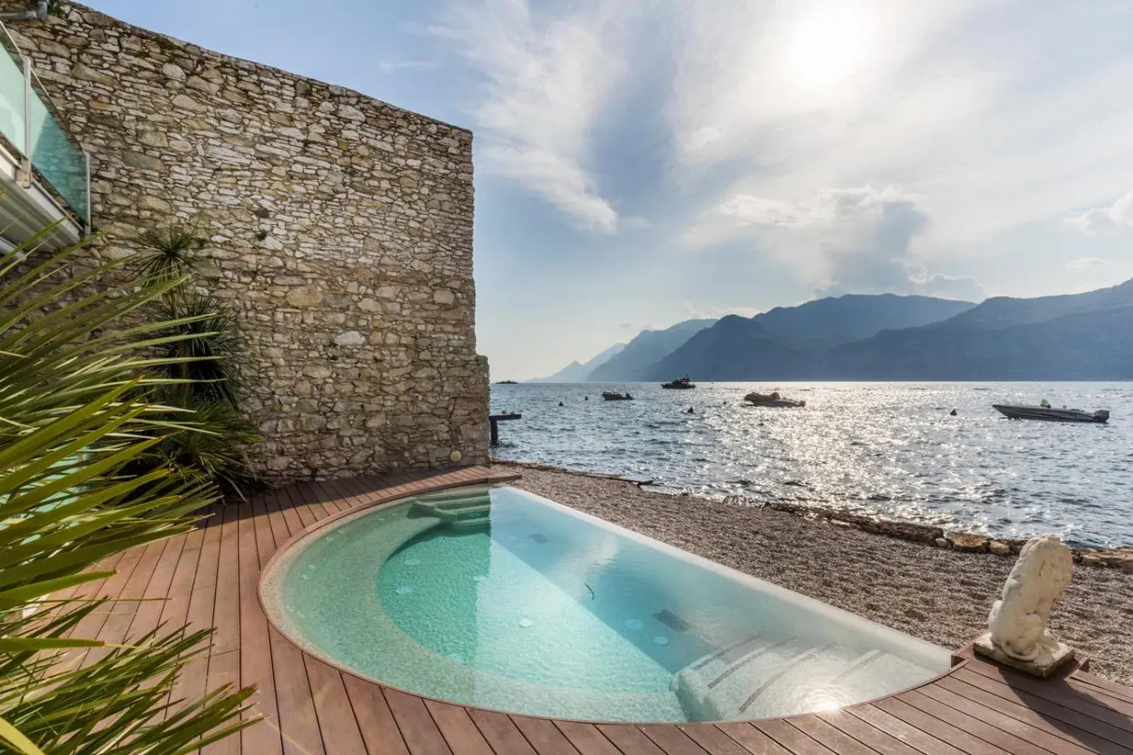 Hot Tub, Swimming Pool in Hotel Vega