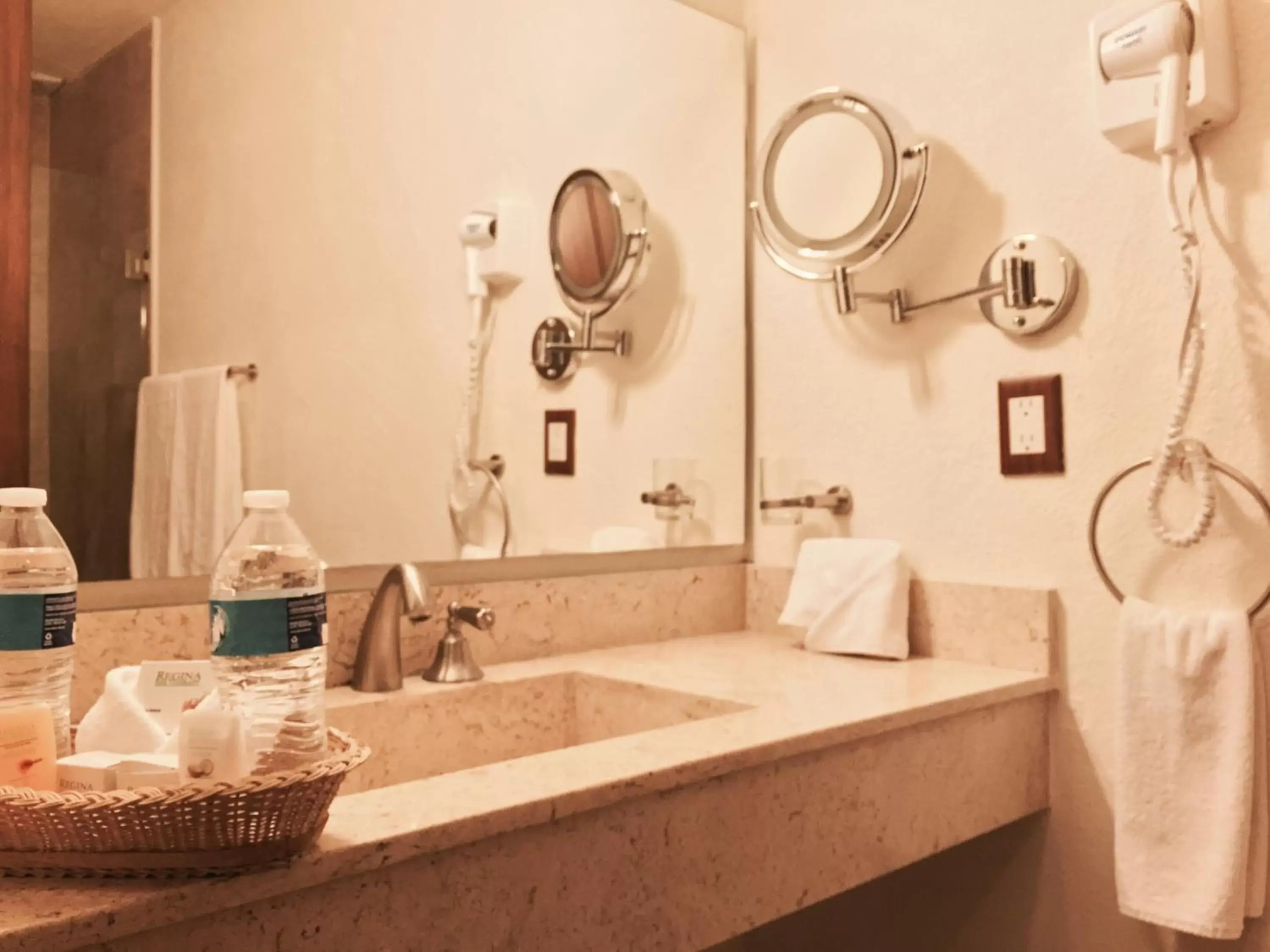 Shower, Bathroom in Hotel San Xavier