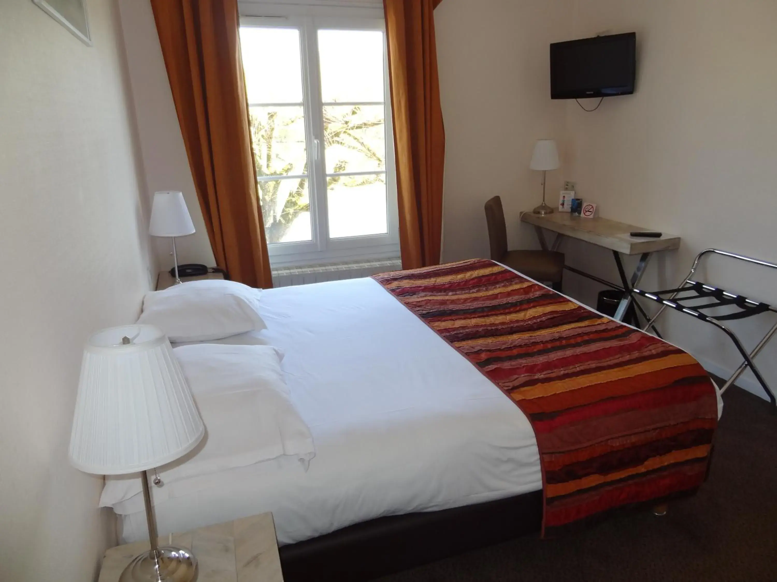 Photo of the whole room, Bed in Hostellerie de Pavillon Saint-Hubert