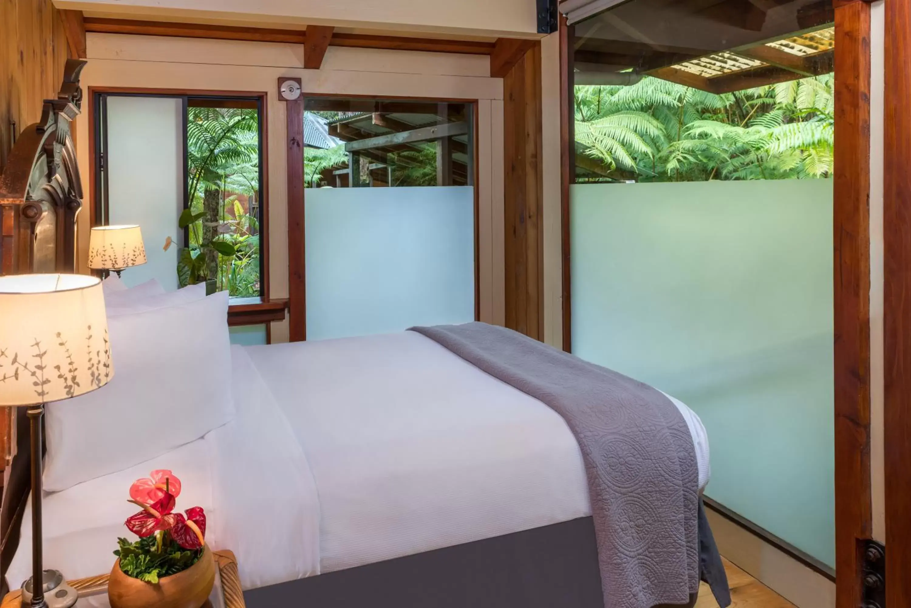 Bed in Volcano Village Lodge