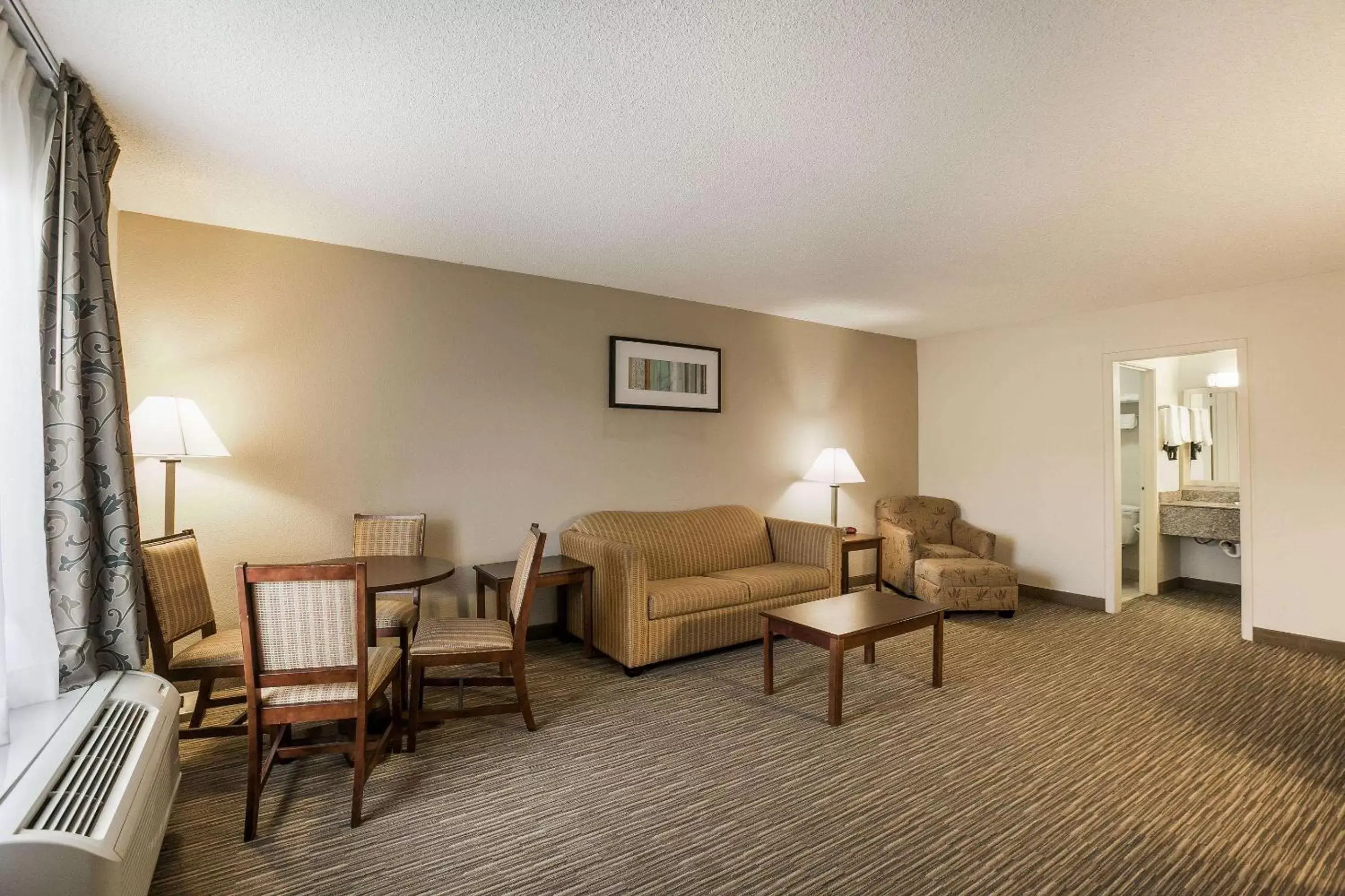Photo of the whole room, Seating Area in Quality Inn & Suites Eufaula