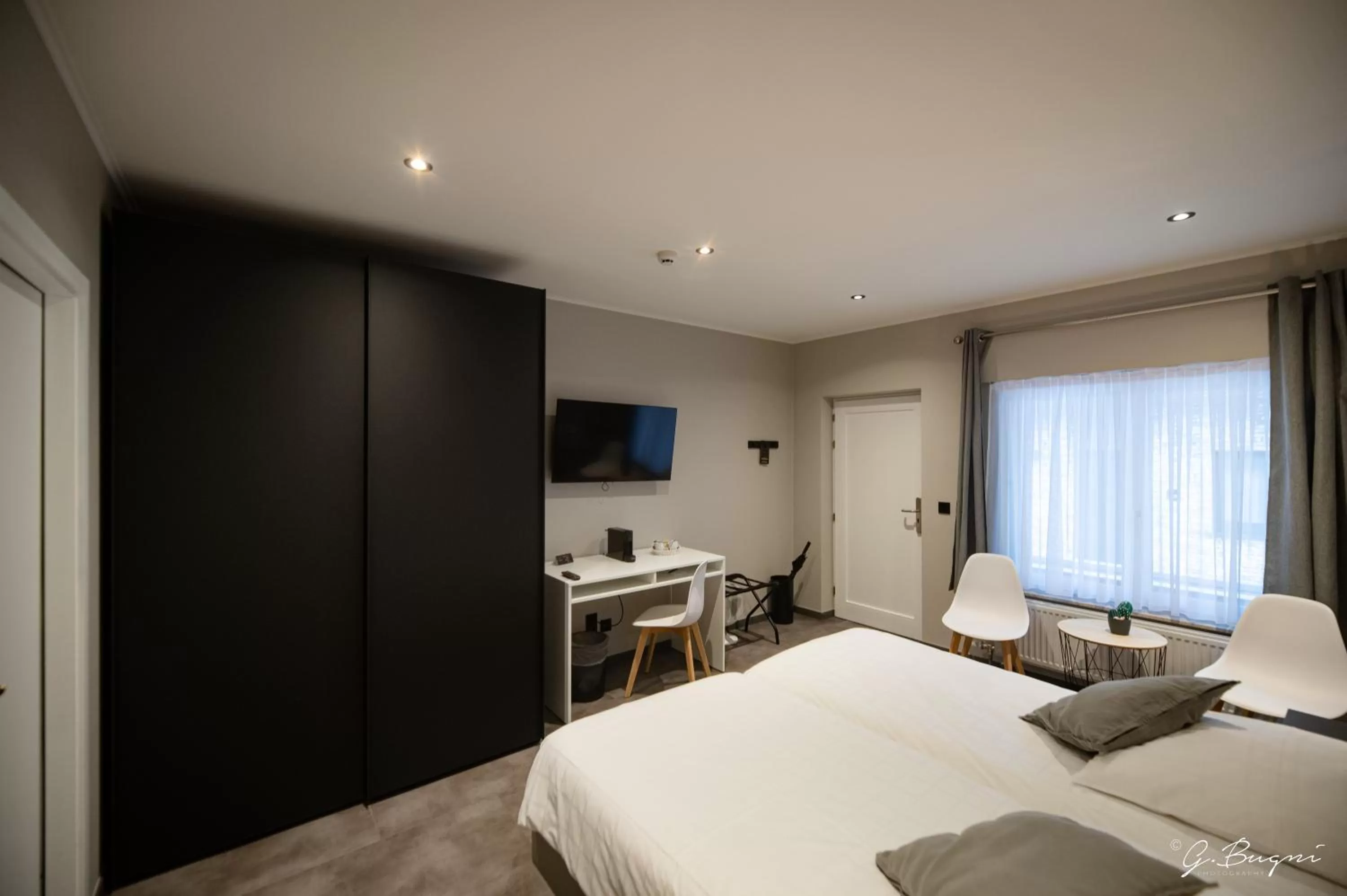 Bed in La Reine Hôtel & Restaurant