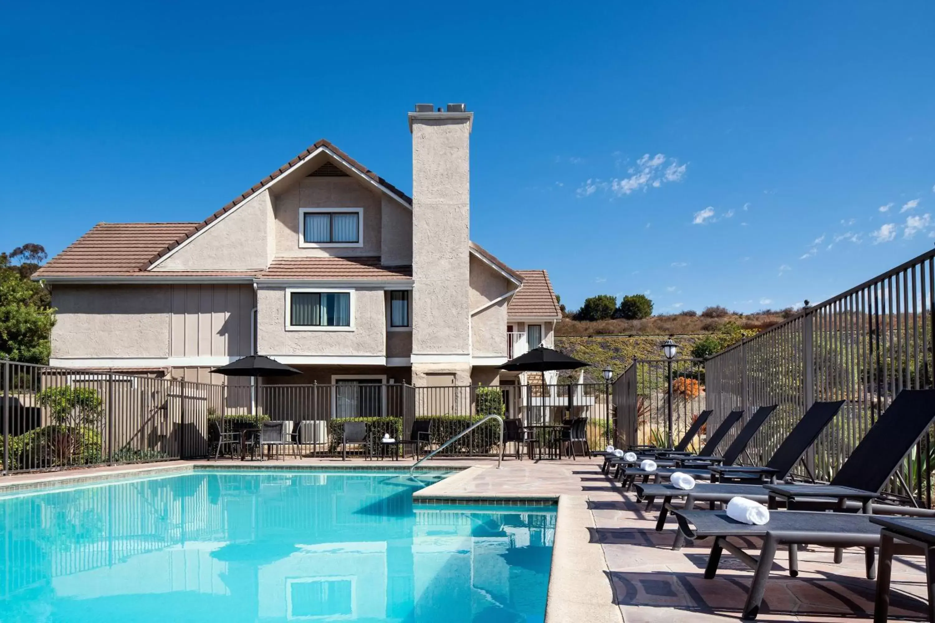 Swimming pool, Property Building in Residence Inn San Diego La Jolla
