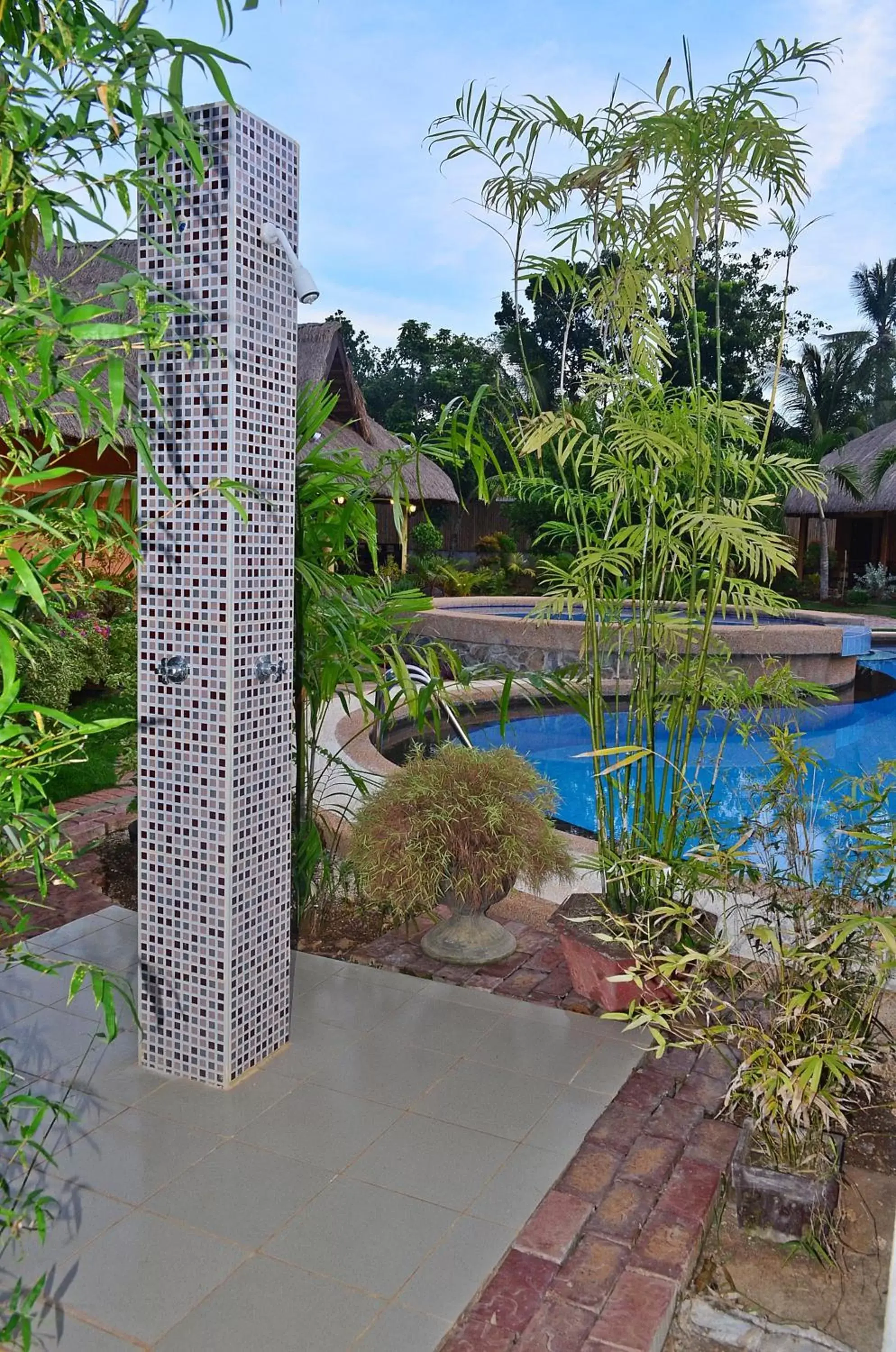 Shower, Swimming Pool in Veraneante Resort