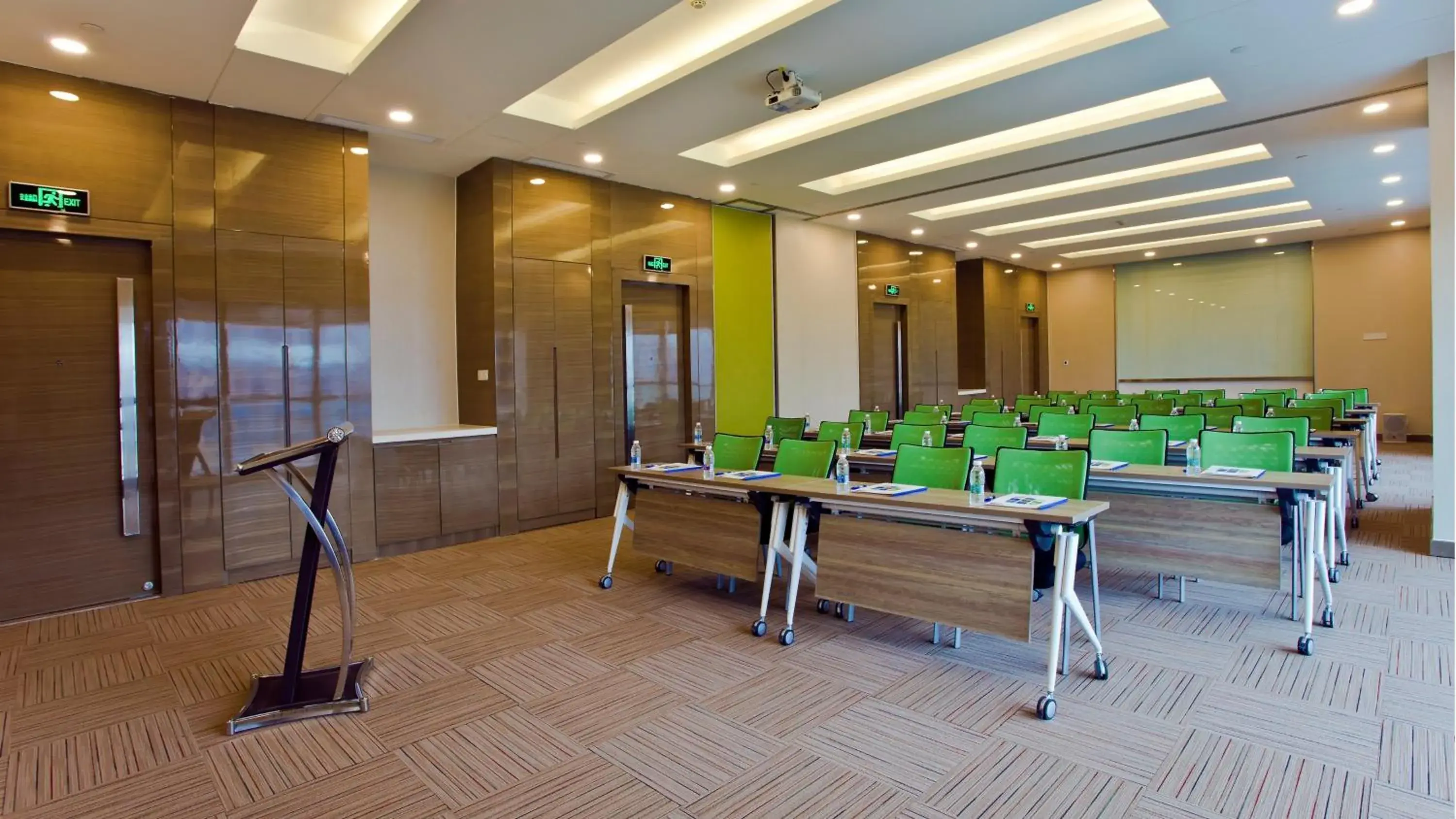 Meeting/conference room in Holiday Inn Express Xi'an High-Tech Zone, an IHG Hotel