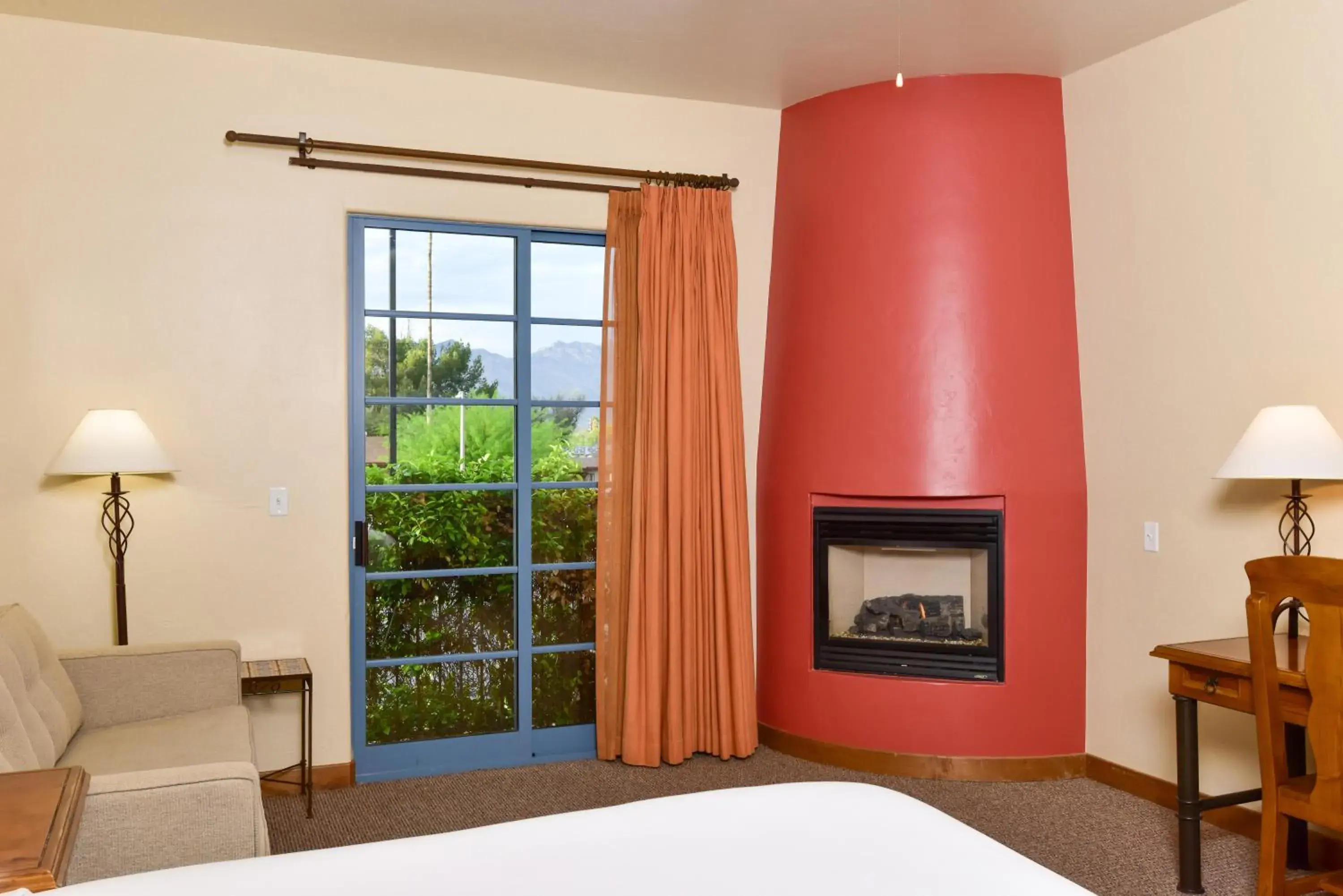 Seating area, Bed in Lodge On The Desert