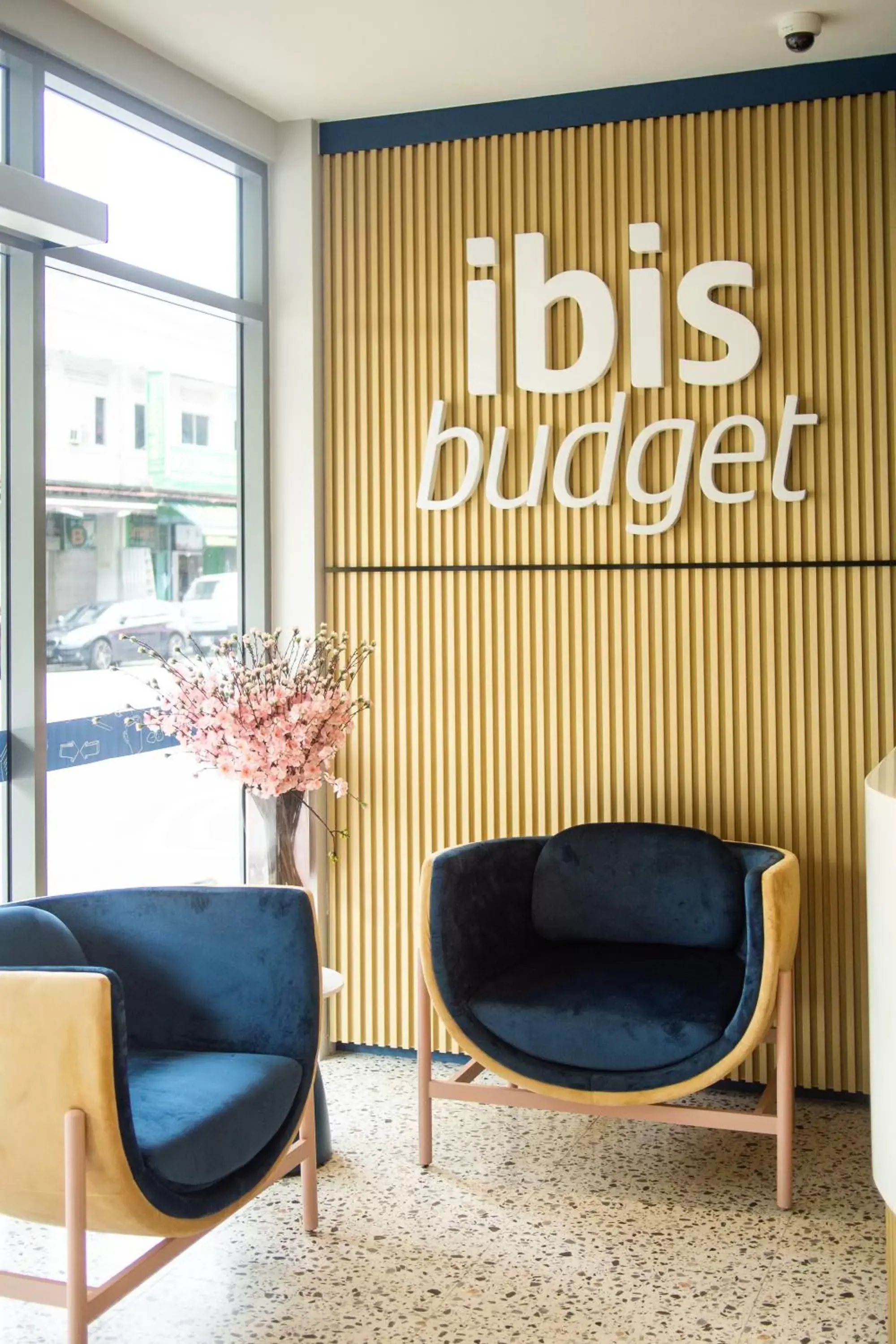 Seating area in ibis budget Singapore Gold