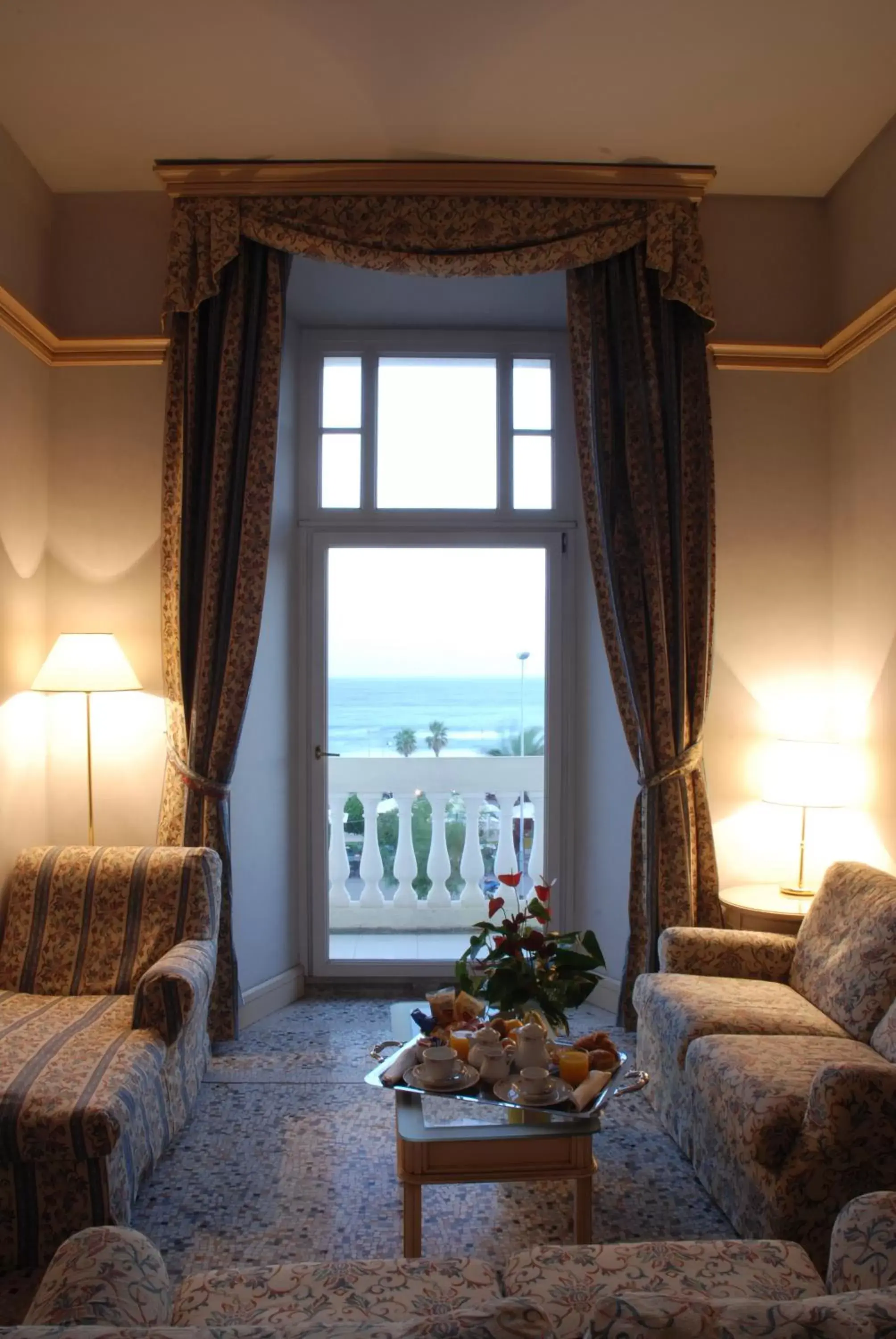 Photo of the whole room, Seating Area in Hotel De La Ville