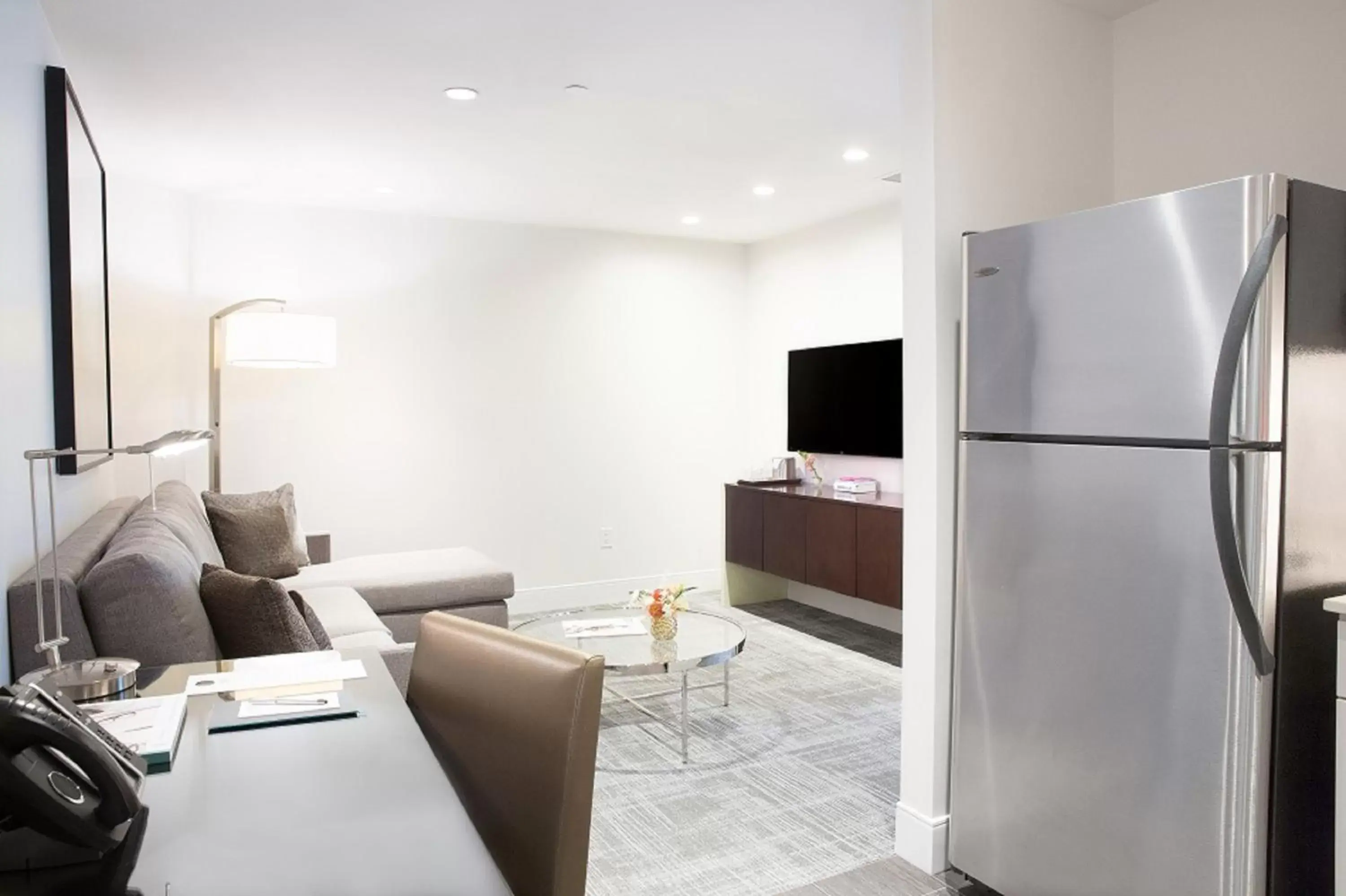 Kitchen or kitchenette, TV/Entertainment Center in The Lumen