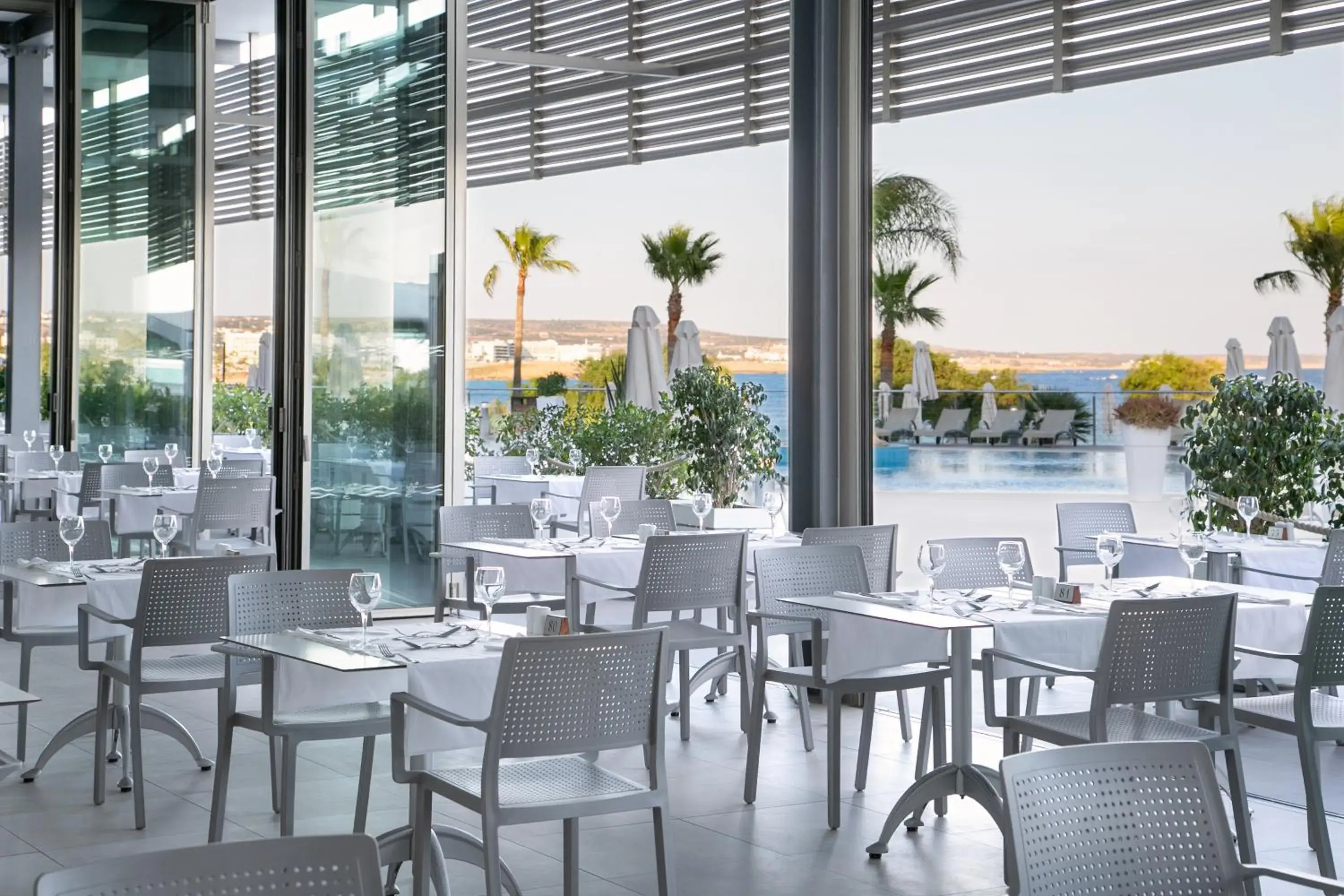 Restaurant/Places to Eat in Asterias Beach Hotel