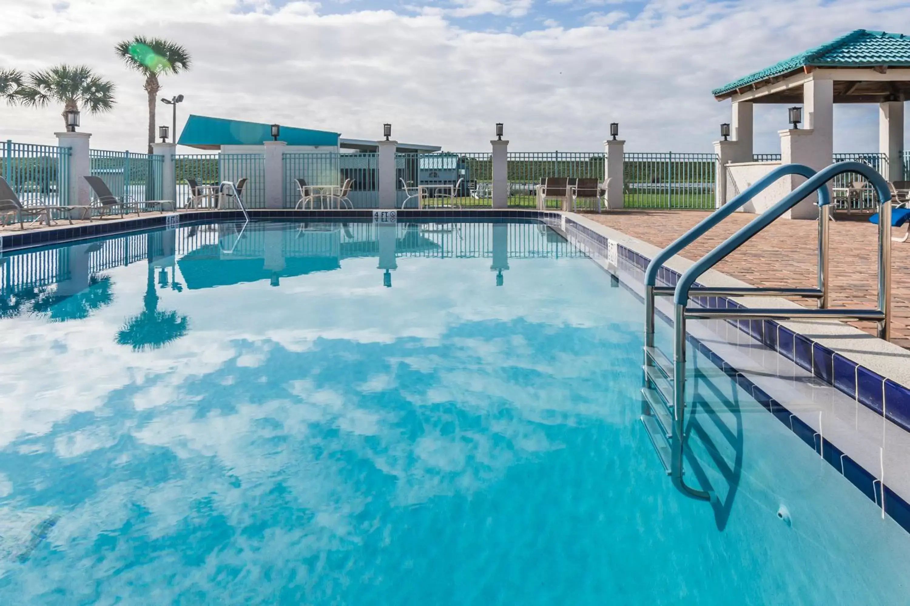 Swimming Pool in Days Inn & Suites by Wyndham Lake Okeechobee