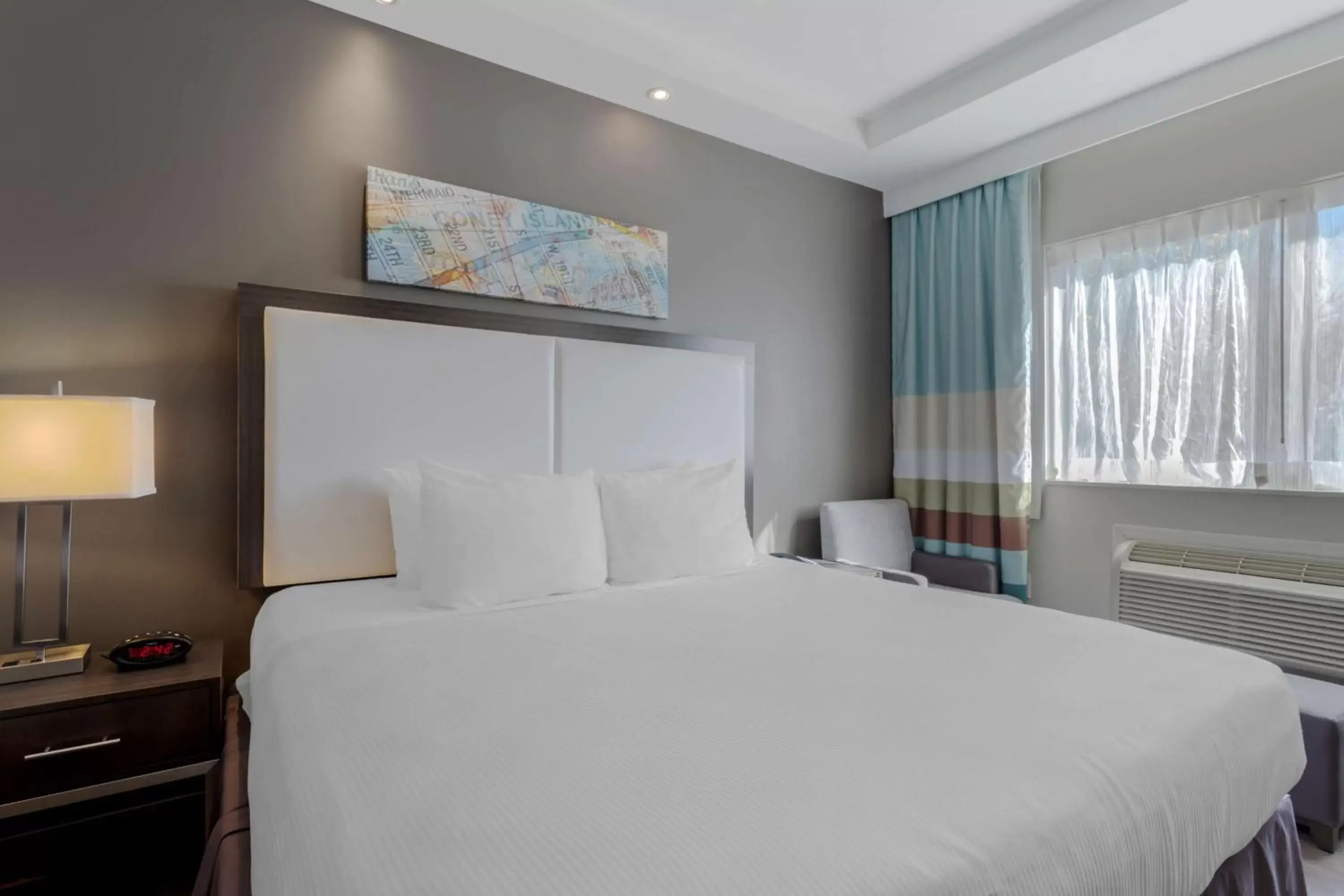 Bedroom, Bed in Best Western Plus Brooklyn Bay Hotel Bedroom, Bed in Best Western Plus Brooklyn Bay Hotel