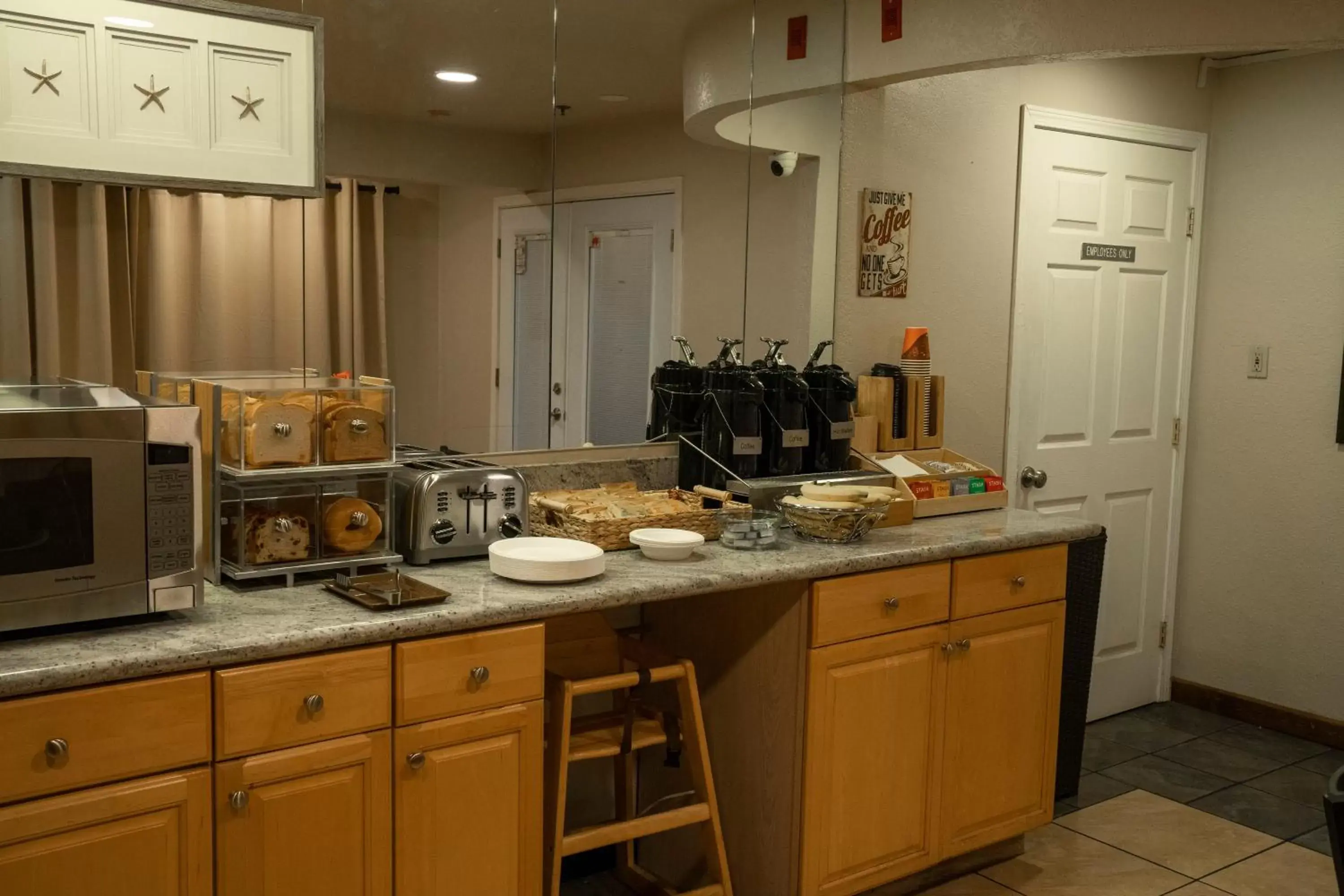Breakfast, Kitchen/Kitchenette in Americas Best Value Inn Lynnwood