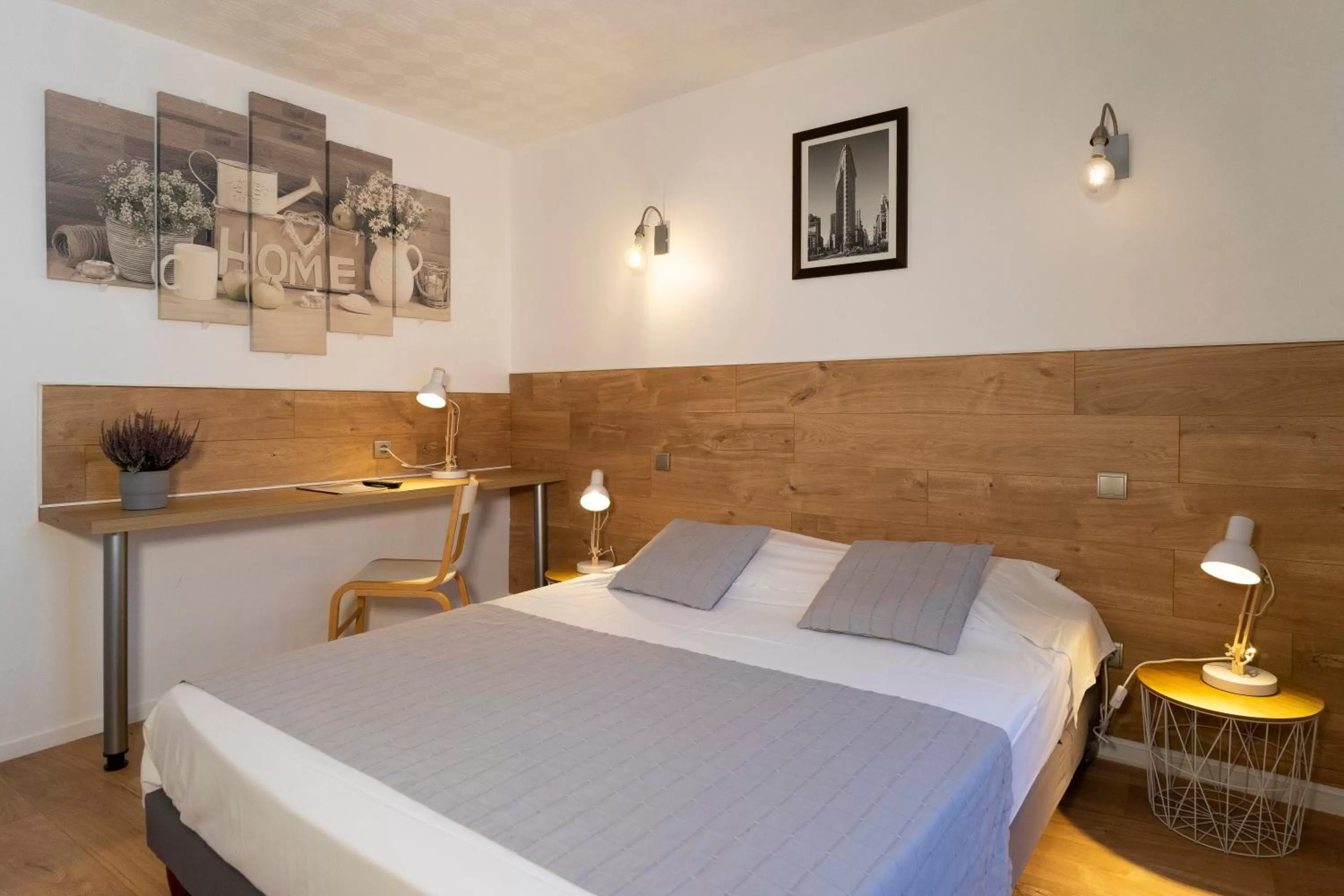 Bed in Hôtel du Midi