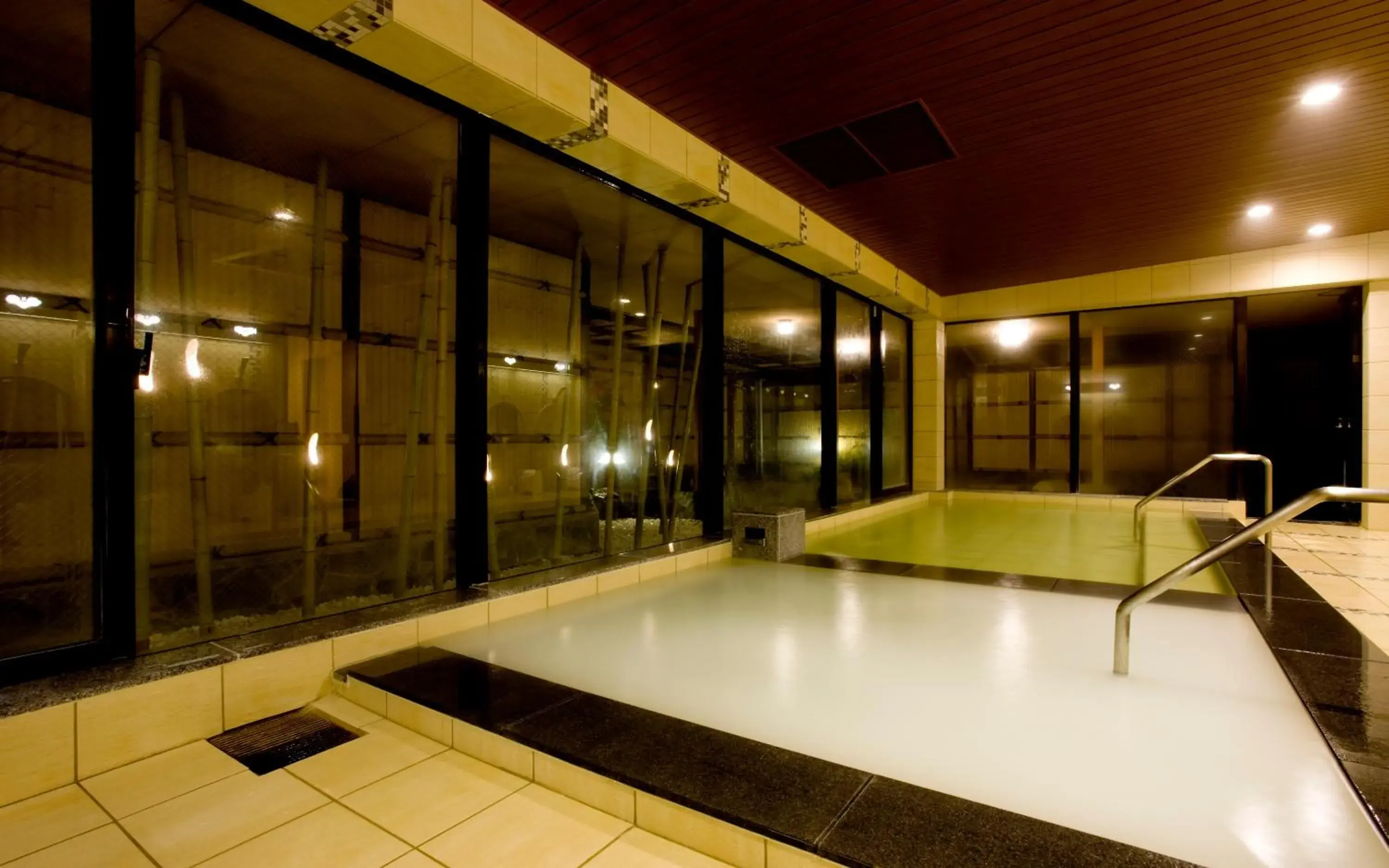 Hot Spring Bath, Swimming Pool in Hana Beppu