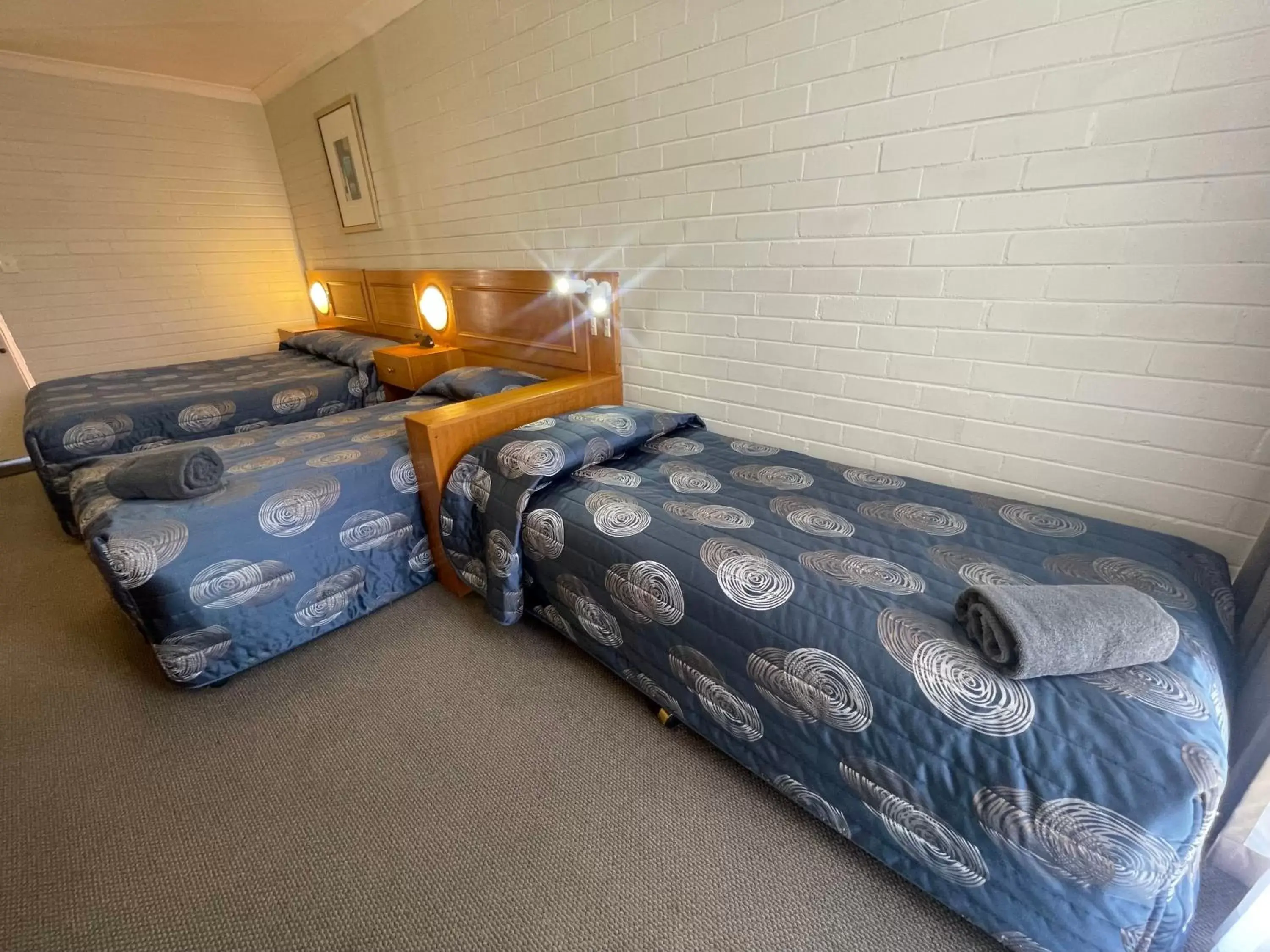 Photo of the whole room, Bed in Goulburn Motor Inn