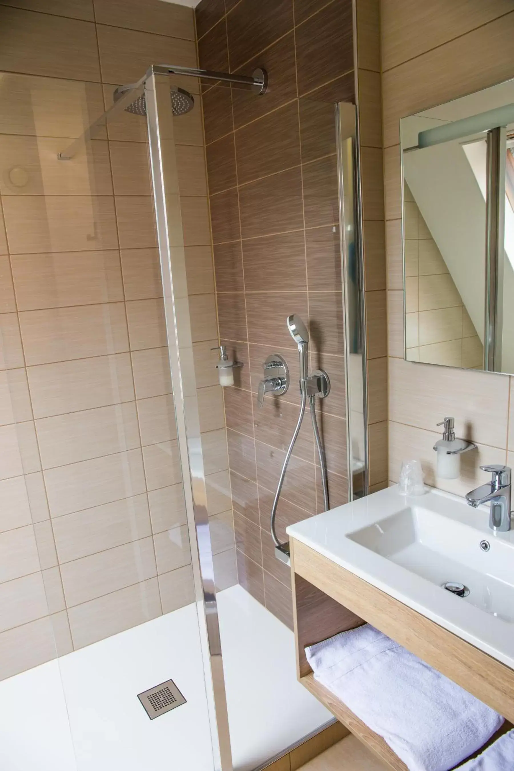 Bathroom in Hôtel Le Verger De Bischwiller