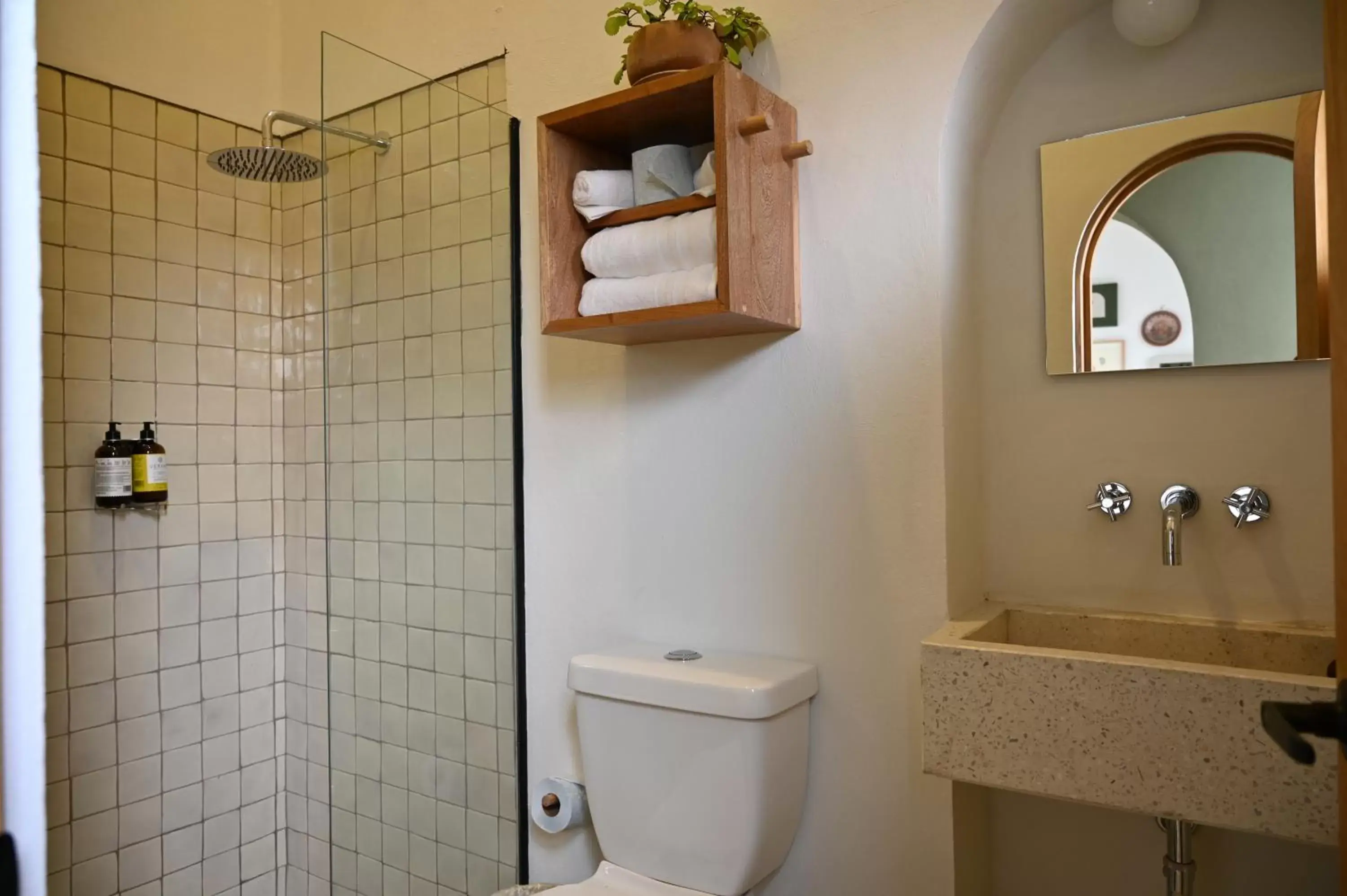 Bathroom in Casa Kali by Barrio México