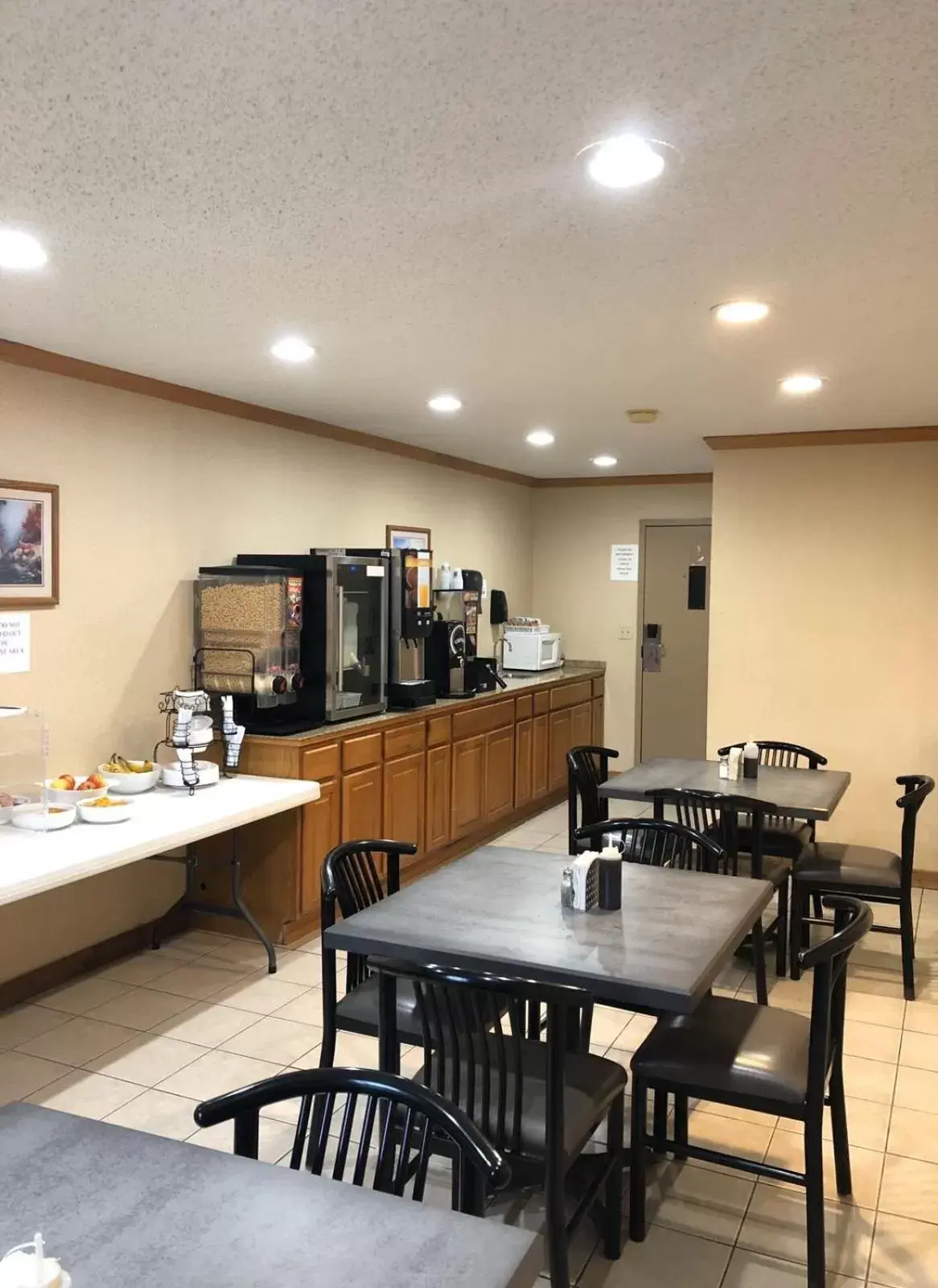 Coffee/tea facilities, Restaurant/Places to Eat in Denison Inn & Suites